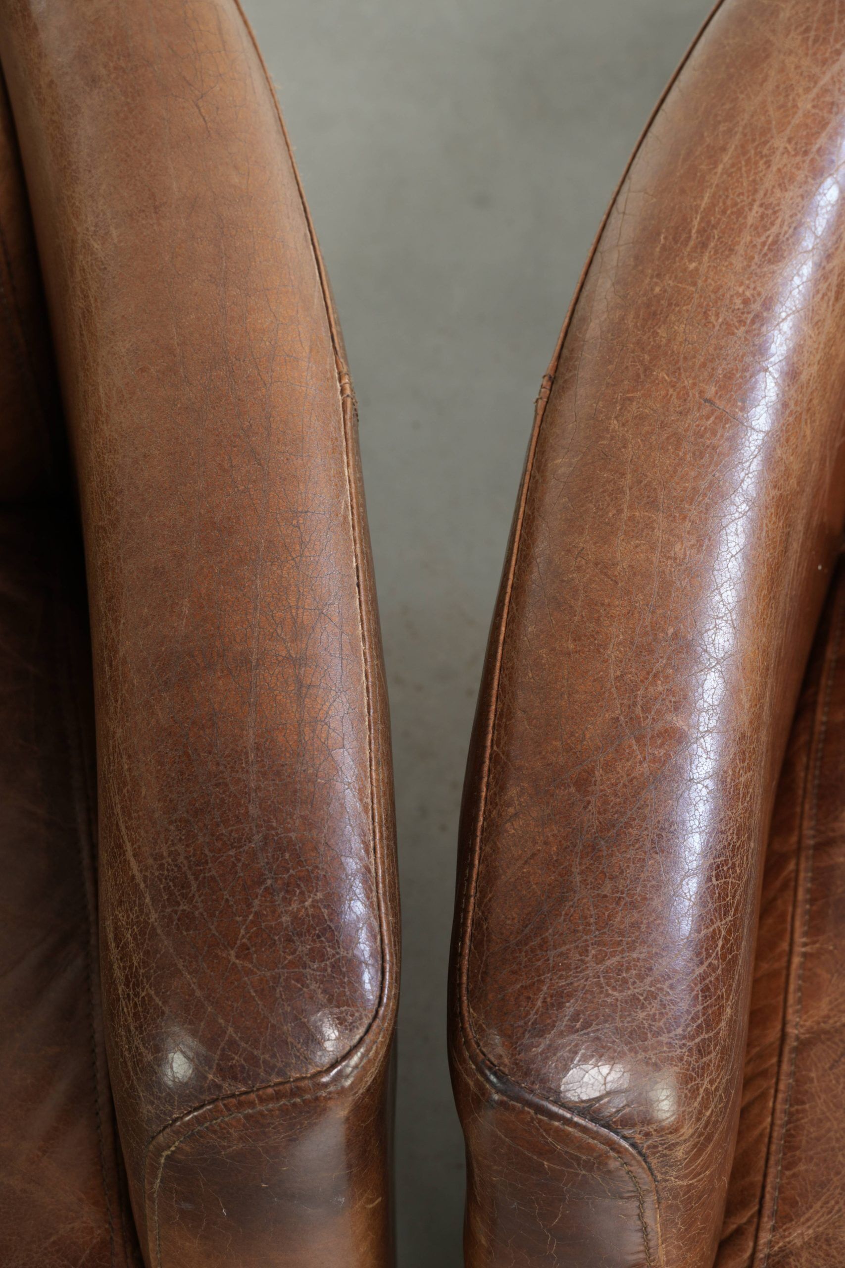 Ensemble de deux fauteuils aviateur vintage en cuir de vachette grainé.