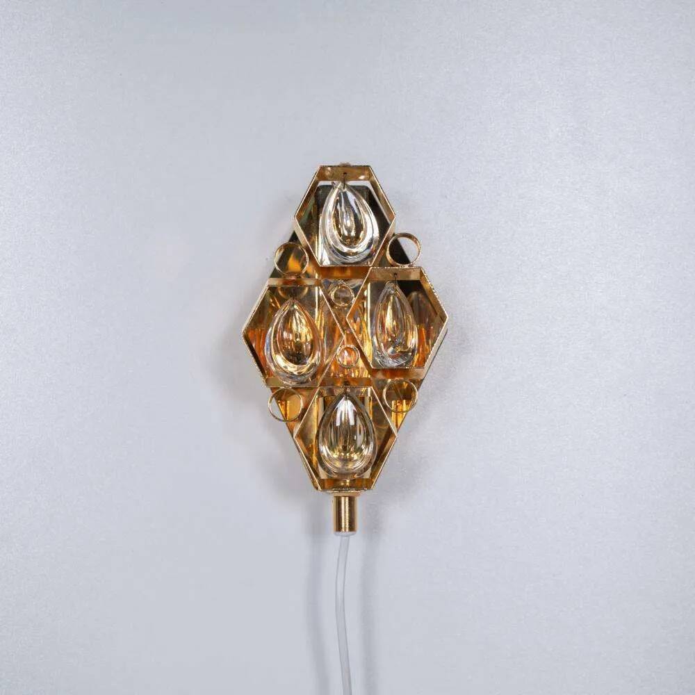 Vintage wall sconce in brass and crystal from the 1960s, Regency lamp in brass.