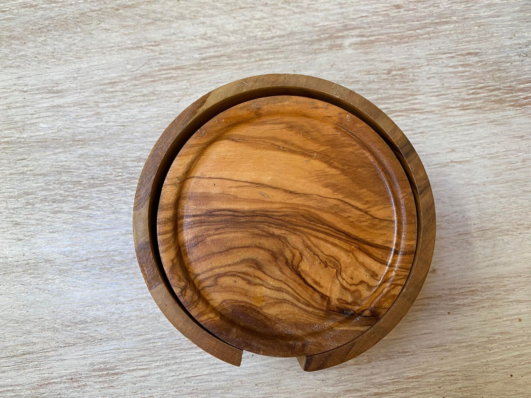 6 coasters in olive wood and their storage box