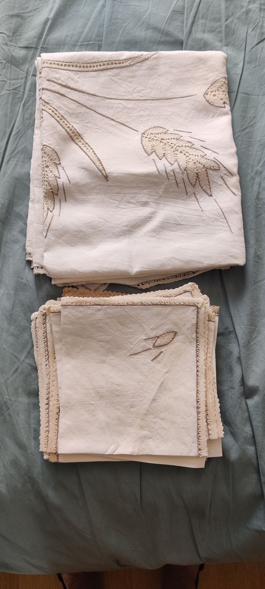 Vintage embroidered tablecloth and its 12 napkins.