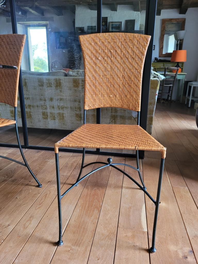 Glass and metal table and its 4 wicker chairs and glass Roche Bobois