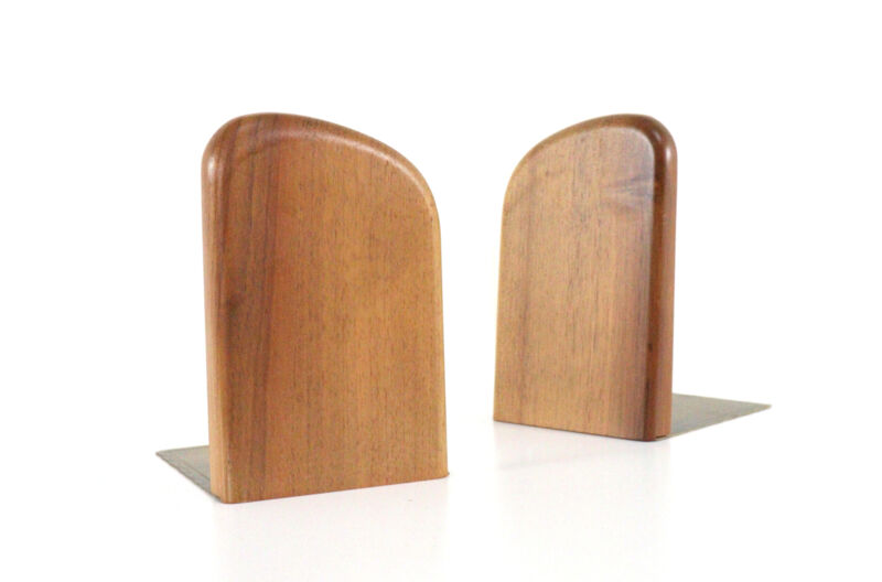 En ensemble de serre-livres en bois danois.