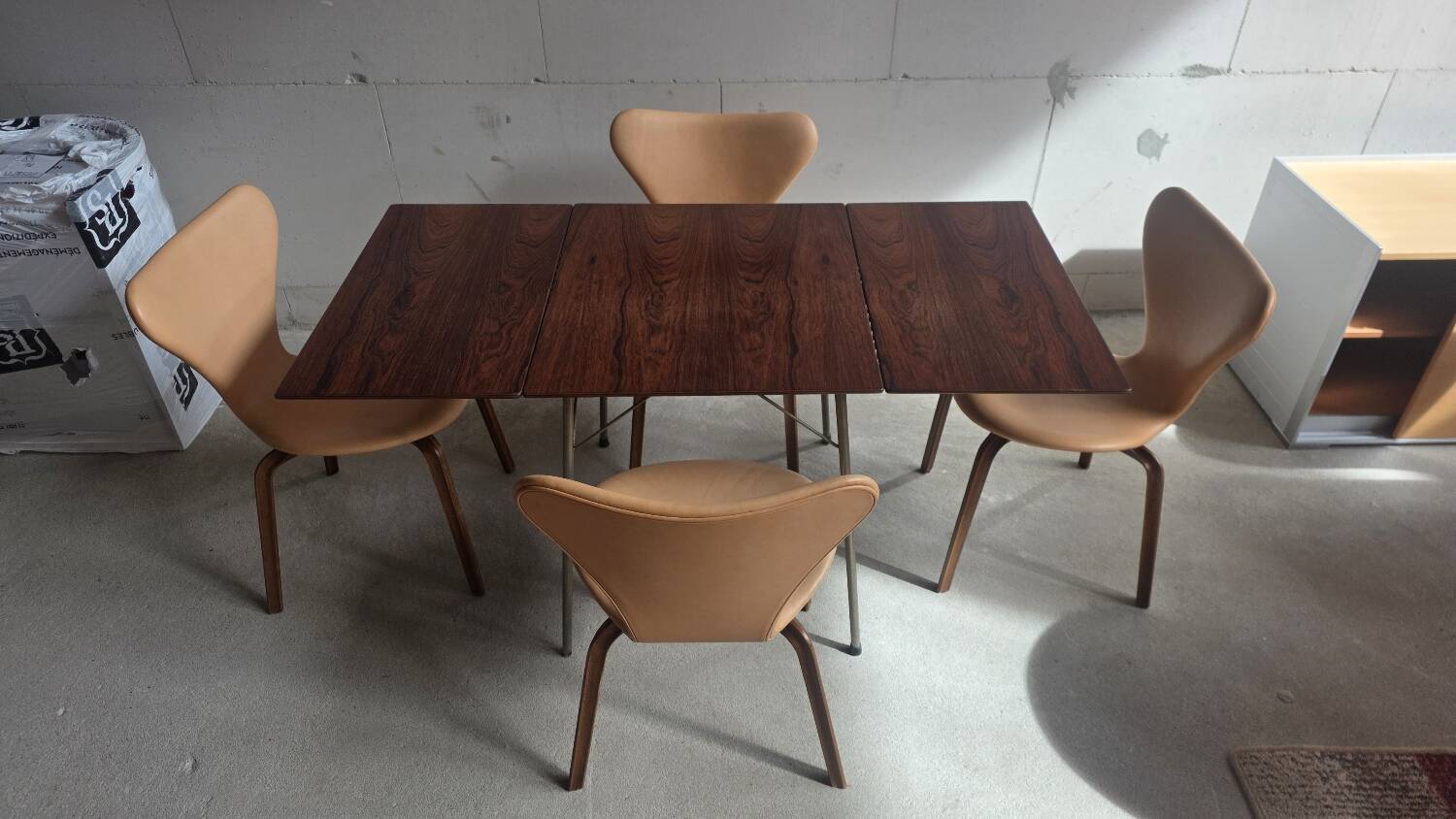 Arne Jacobsen Rosewood Drop leave Table with chairs Fritz Hansen