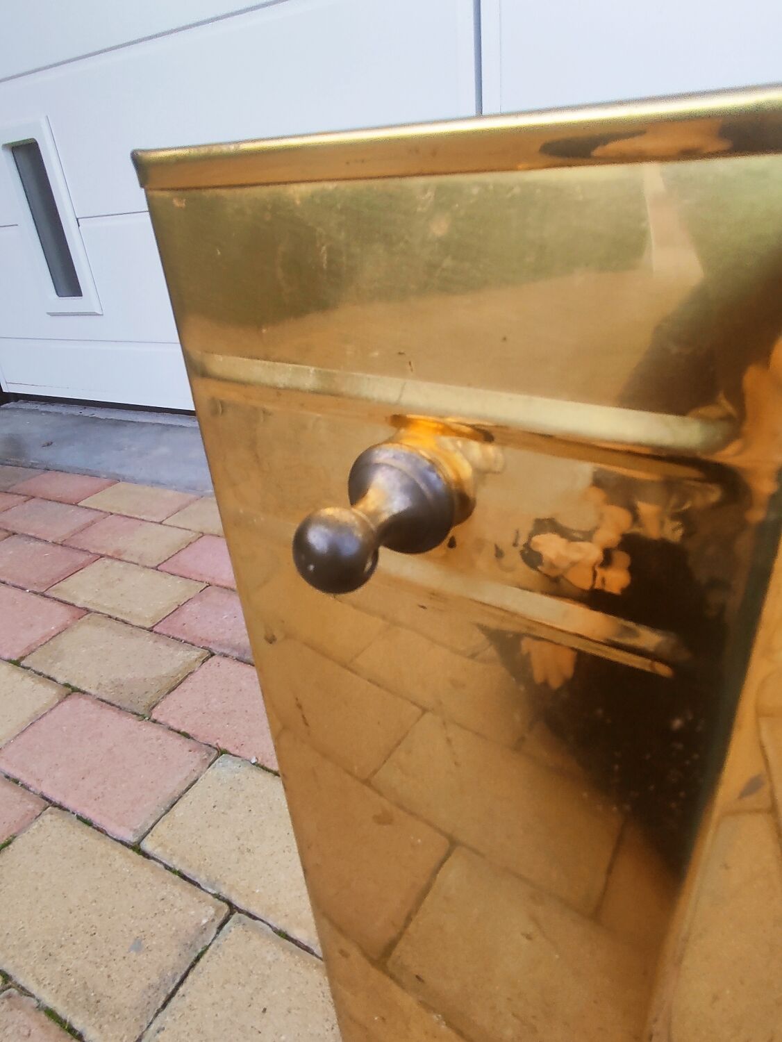 Brass umbrella door