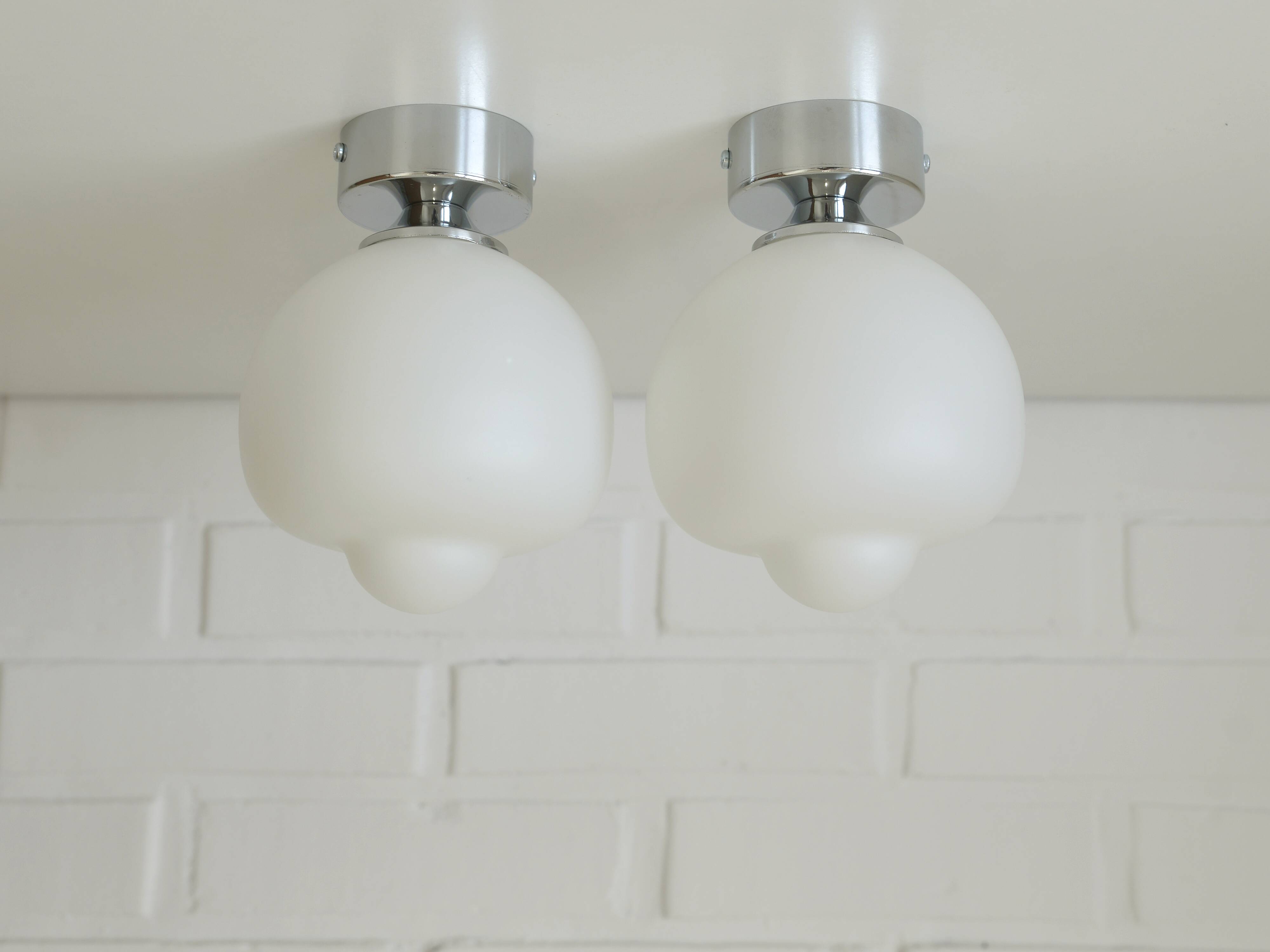 2 appliques, plafonniers en verre opalin