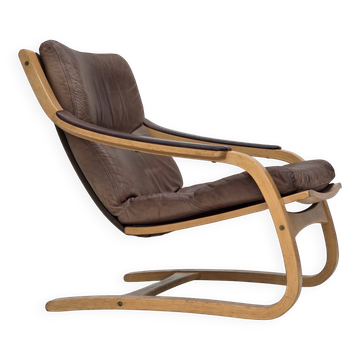 Années 1970, design suédois par Åke Fribytter, fauteuil, cuir, bois cintré.