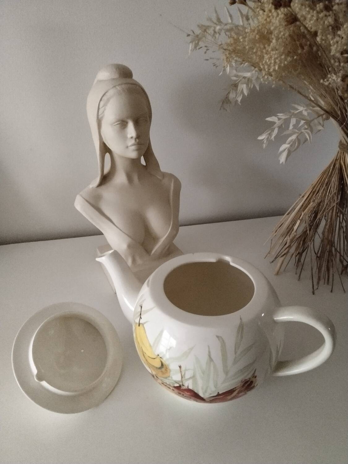 Teapot from the gien pottery, exotic model.