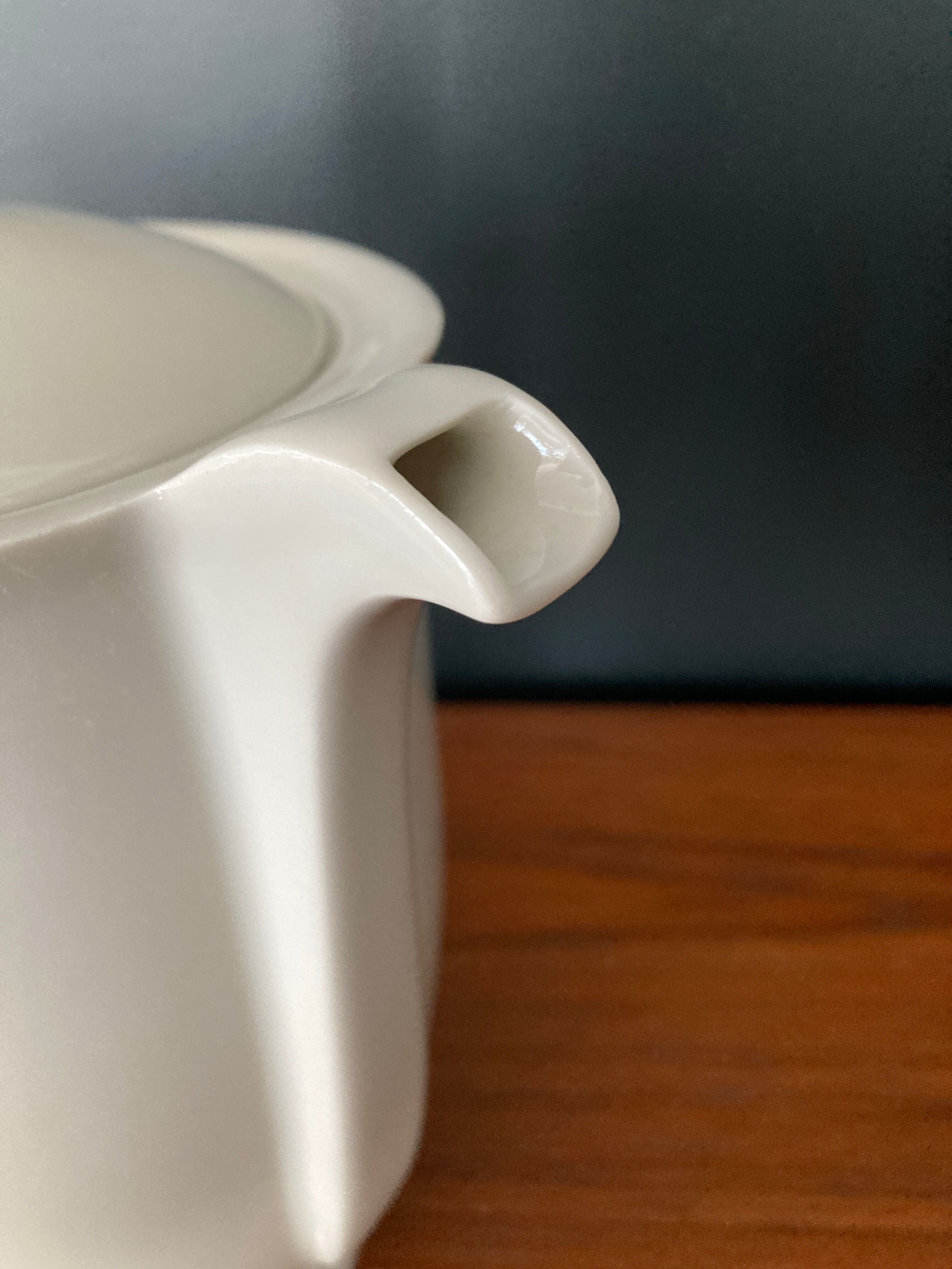 Cafetiere ancienne en porcelaine art deco
