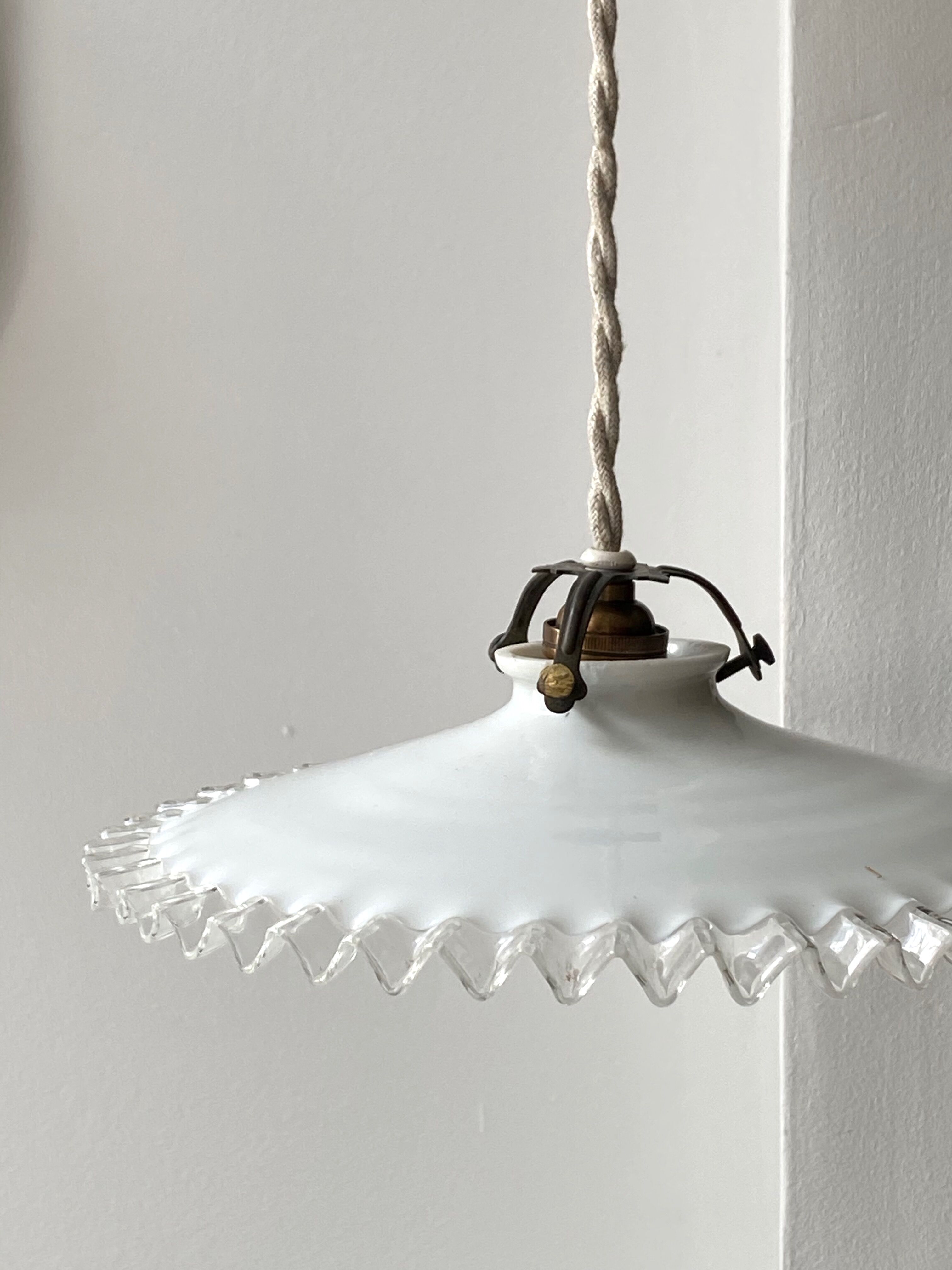 Opaline suspension