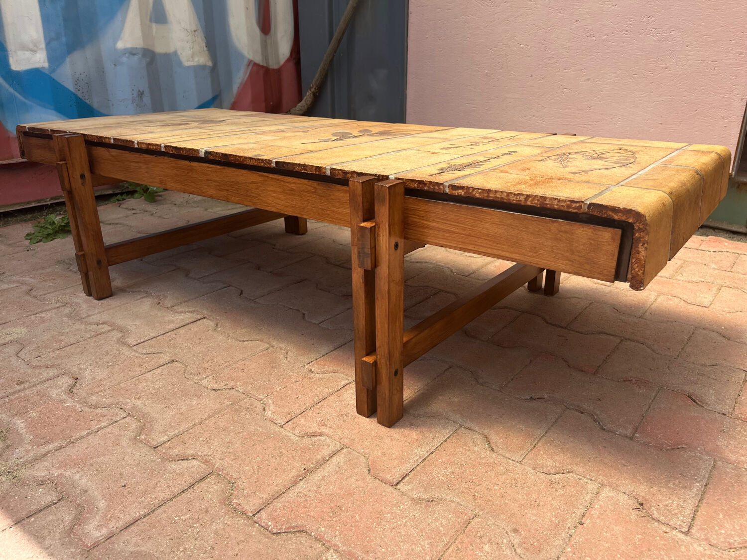 Roger ceramic capron coffee table in perfect condition