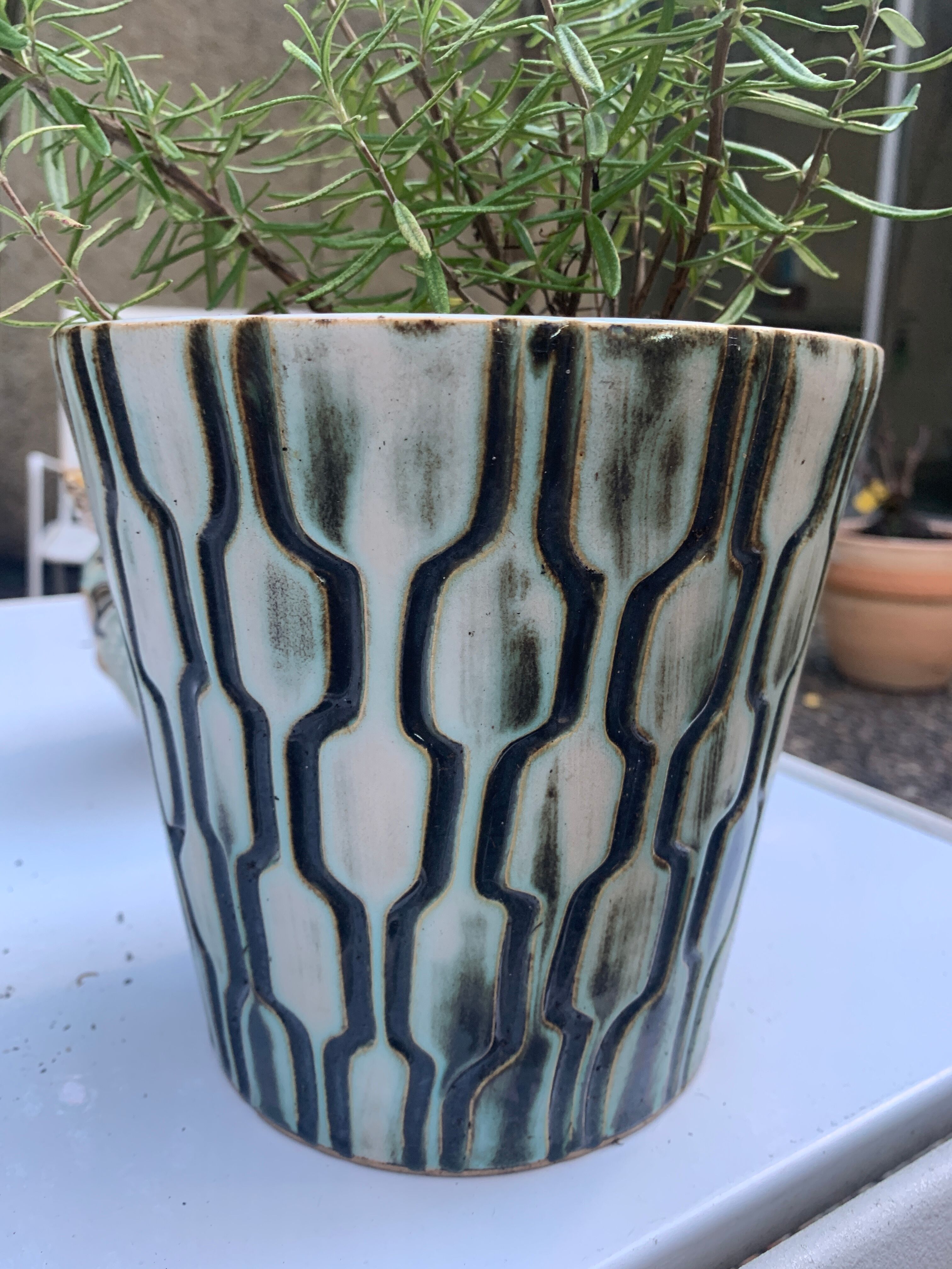 Pot cover with geometric decoration