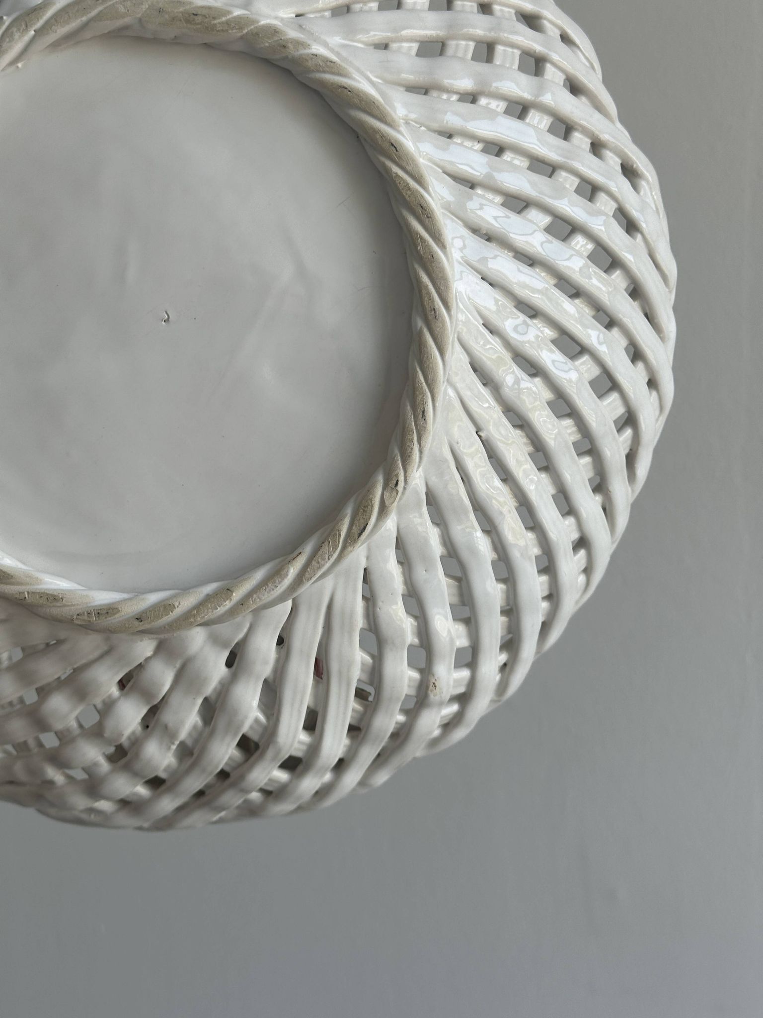 Corbeille en céramique blanche torsadée