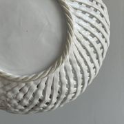 Corbeille en céramique blanche torsadée