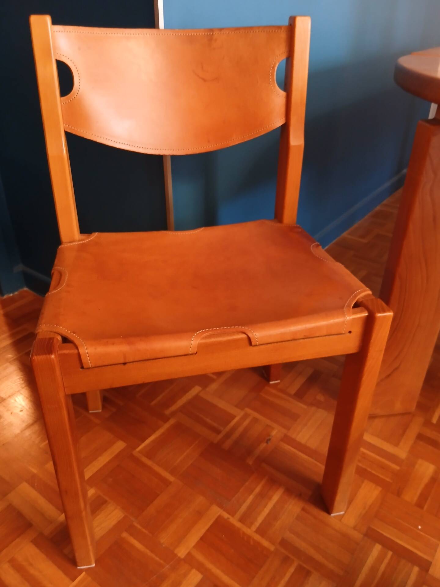 Maison Regain table ronde et chaises en orme massif