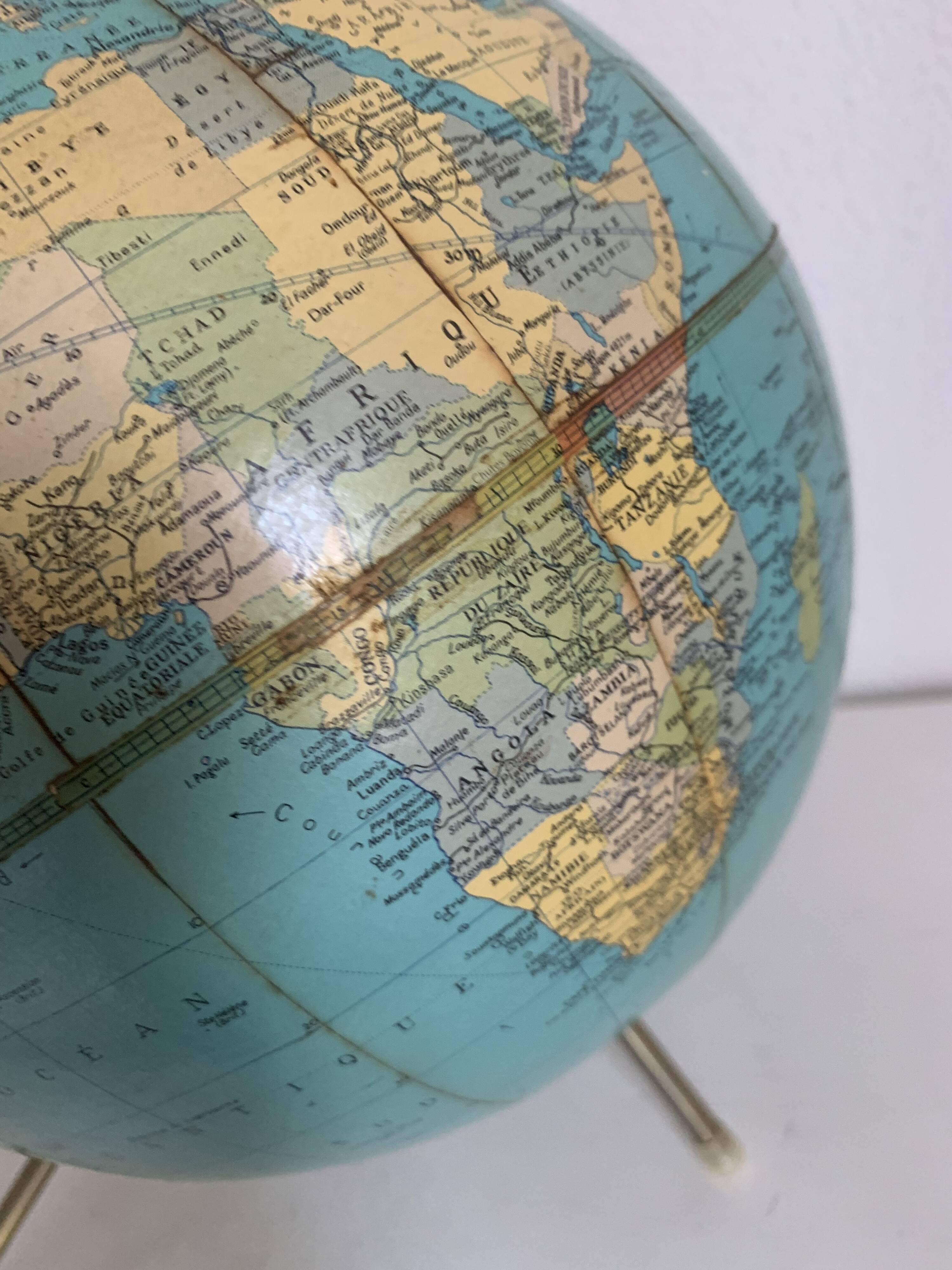 Vintage 1976 terrestrial tripod globe, Taride Philips Challenge world map -