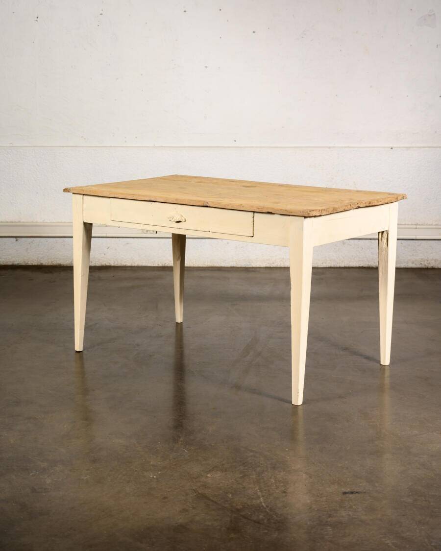 Table de campagne avec tiroir