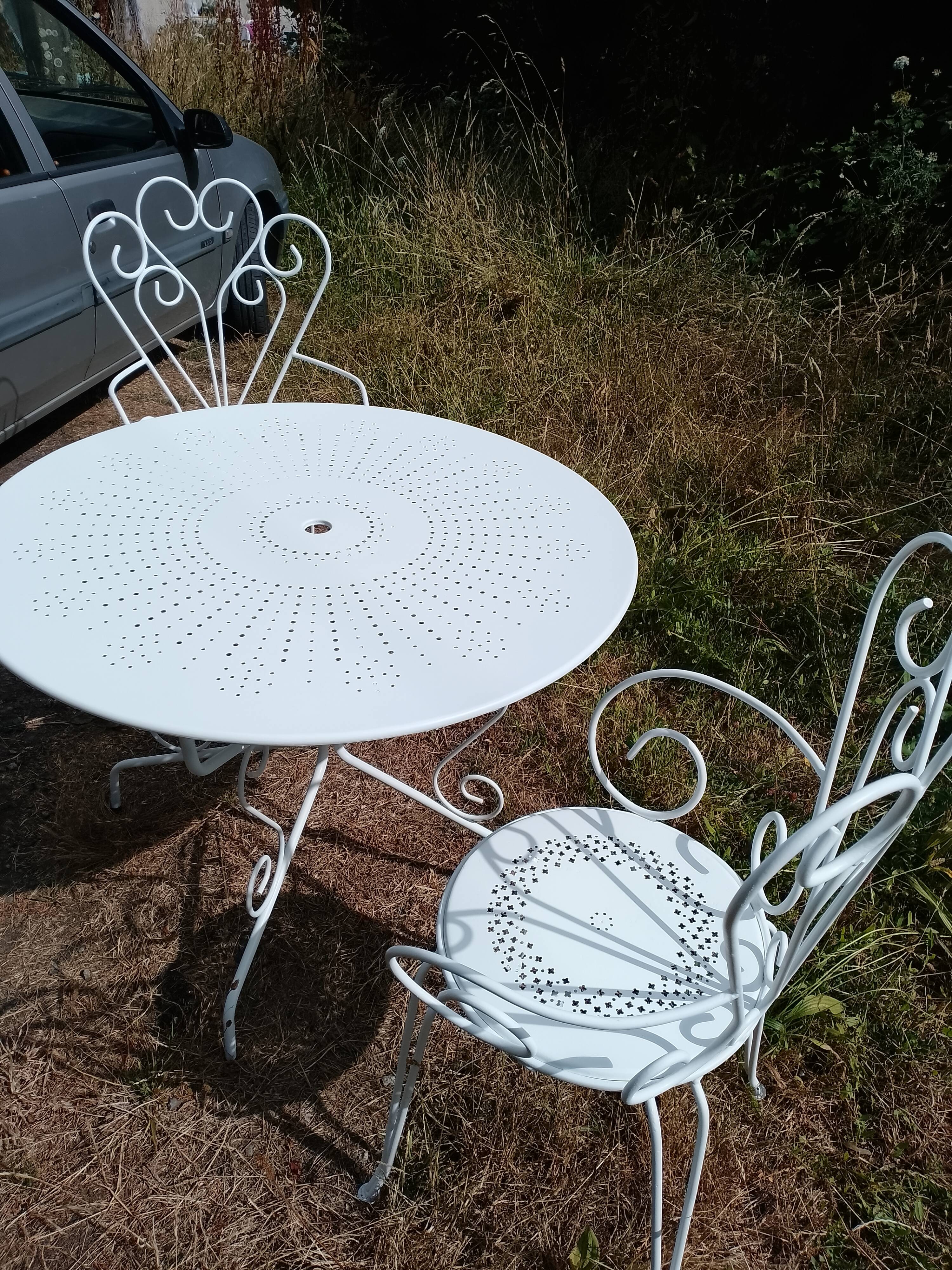 Table et chaise en fer forgé blanc