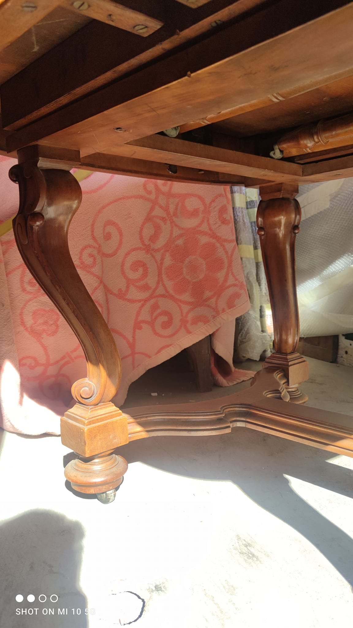 Dining table in solid blond walnut extendable Louis XV style around 1910/20