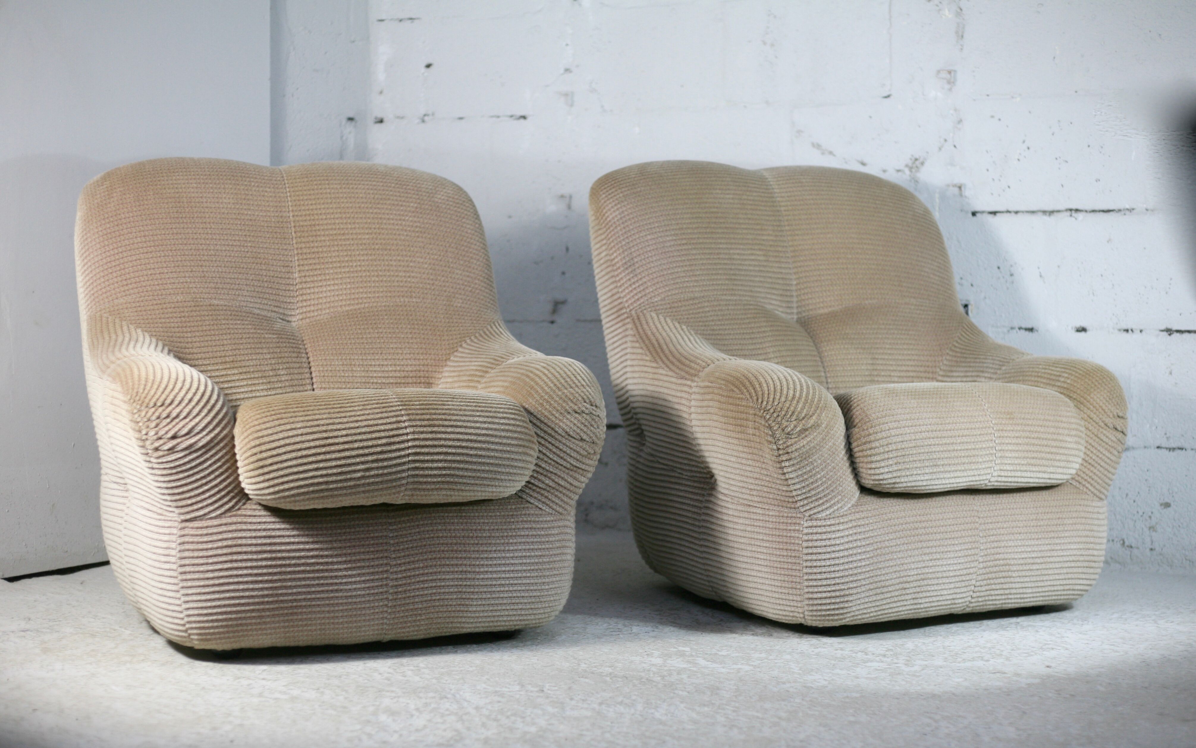 Pair of armchairs "space age". Beige corduroy velvet. France, circa 1970
