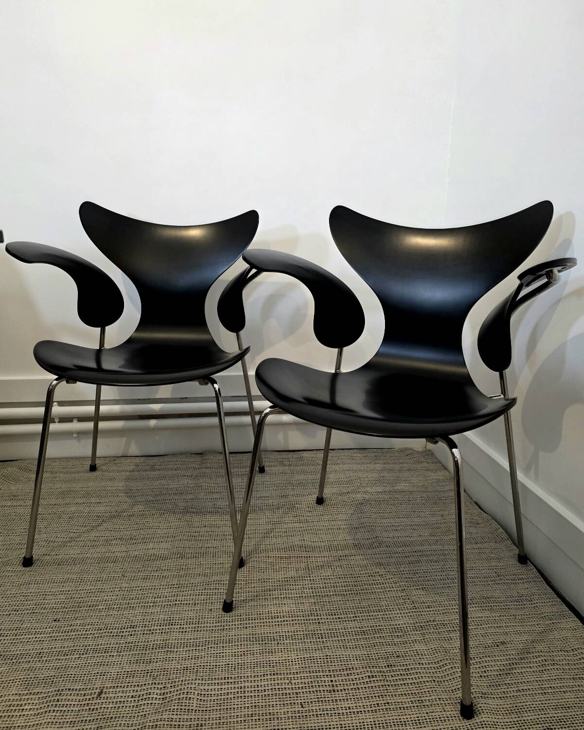 Very rare - Arne Jacobsen “Lily” 3208 armchair – Fritz Hansen – Black lacquered
