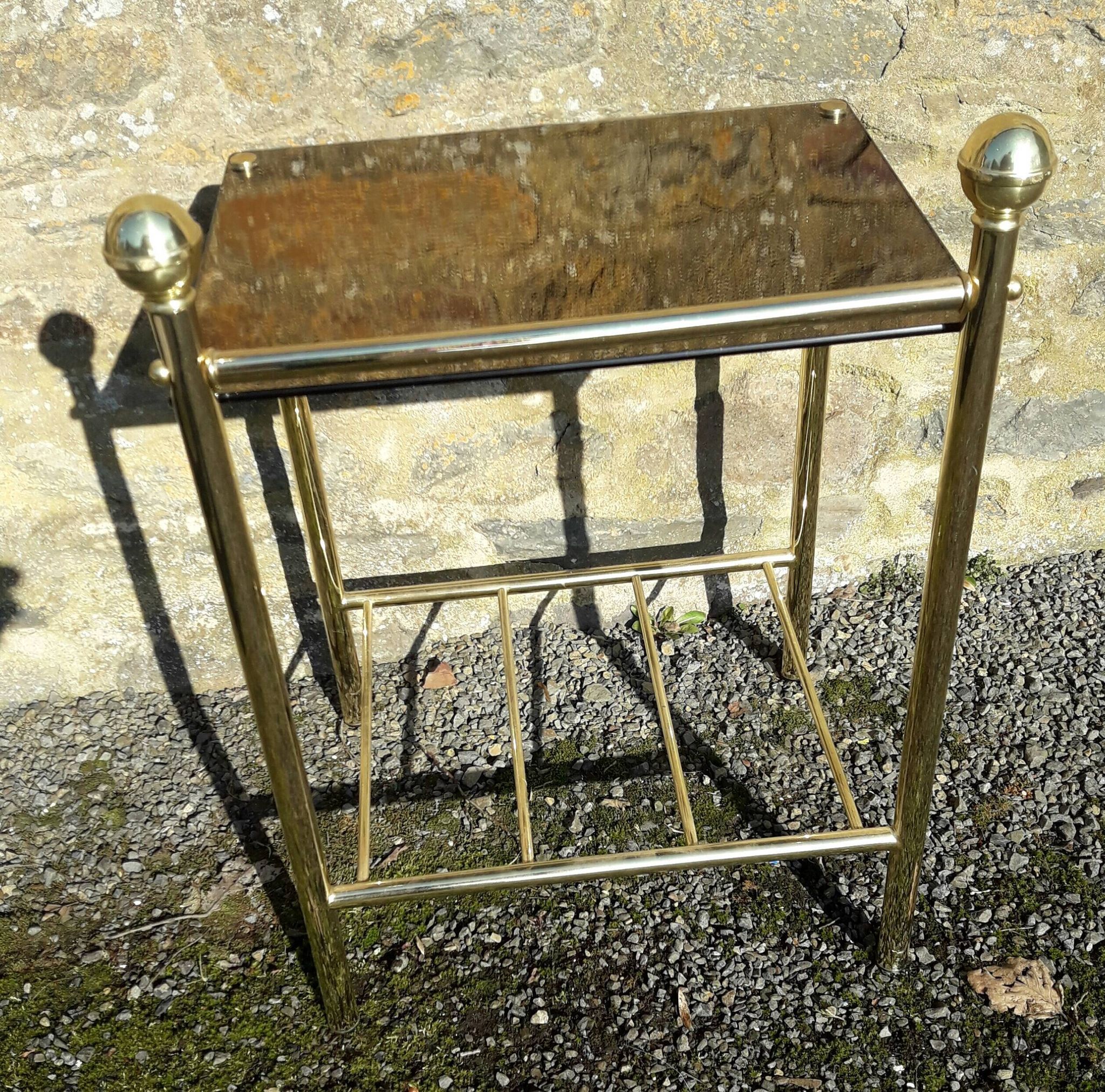 Table de chevet ou bout de canapé en verre miroir et métal doré