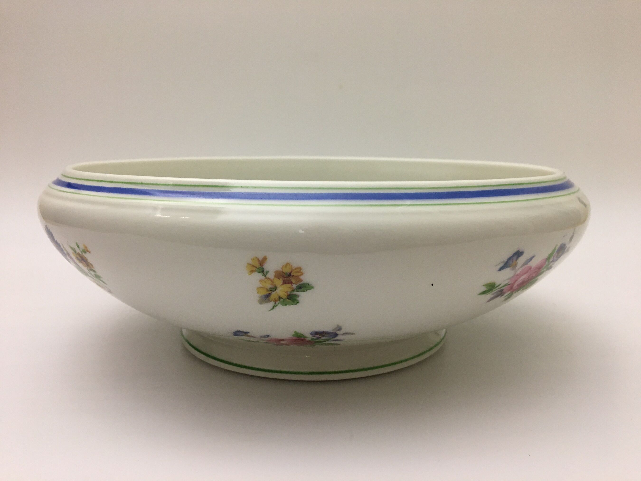 Salad bowl " Lourioux Foëcy " with flower motifs.