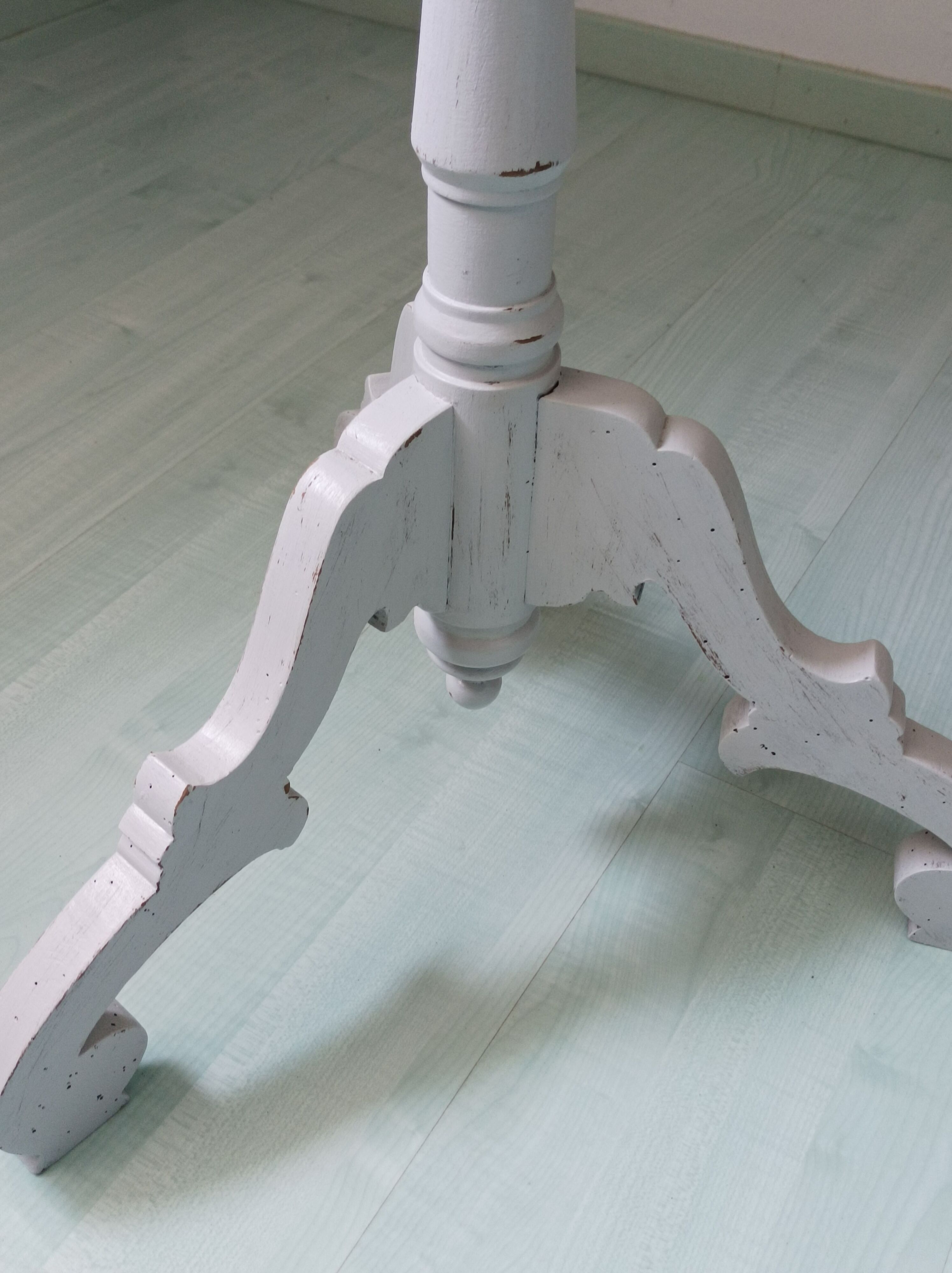 Pedestal table in old wood