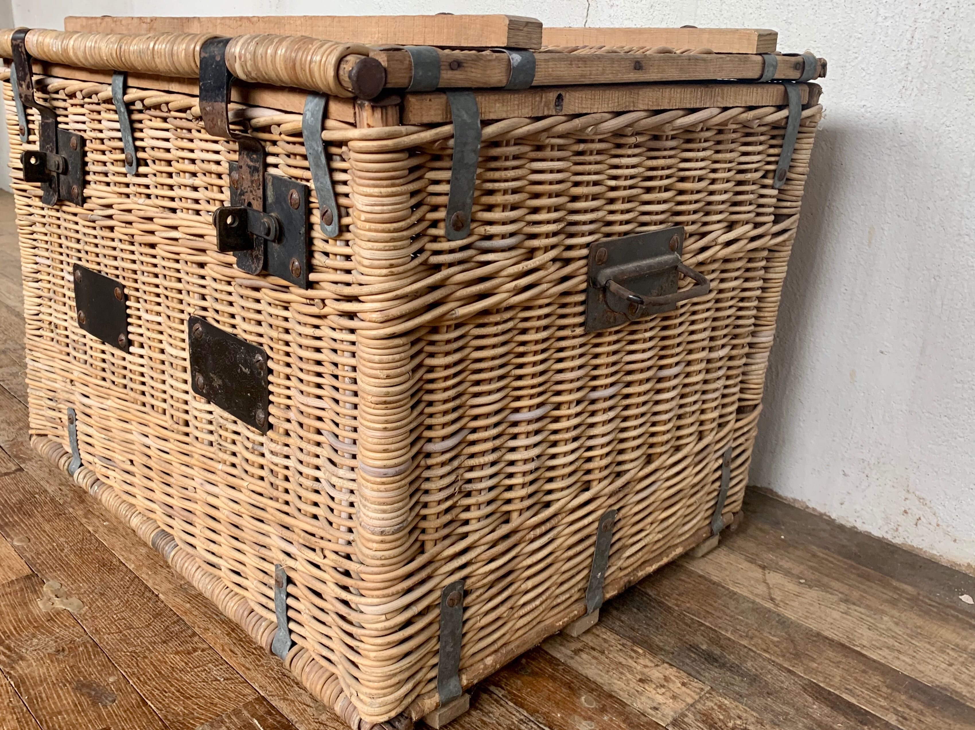Former sncf travel trunk in rattan early XXeme