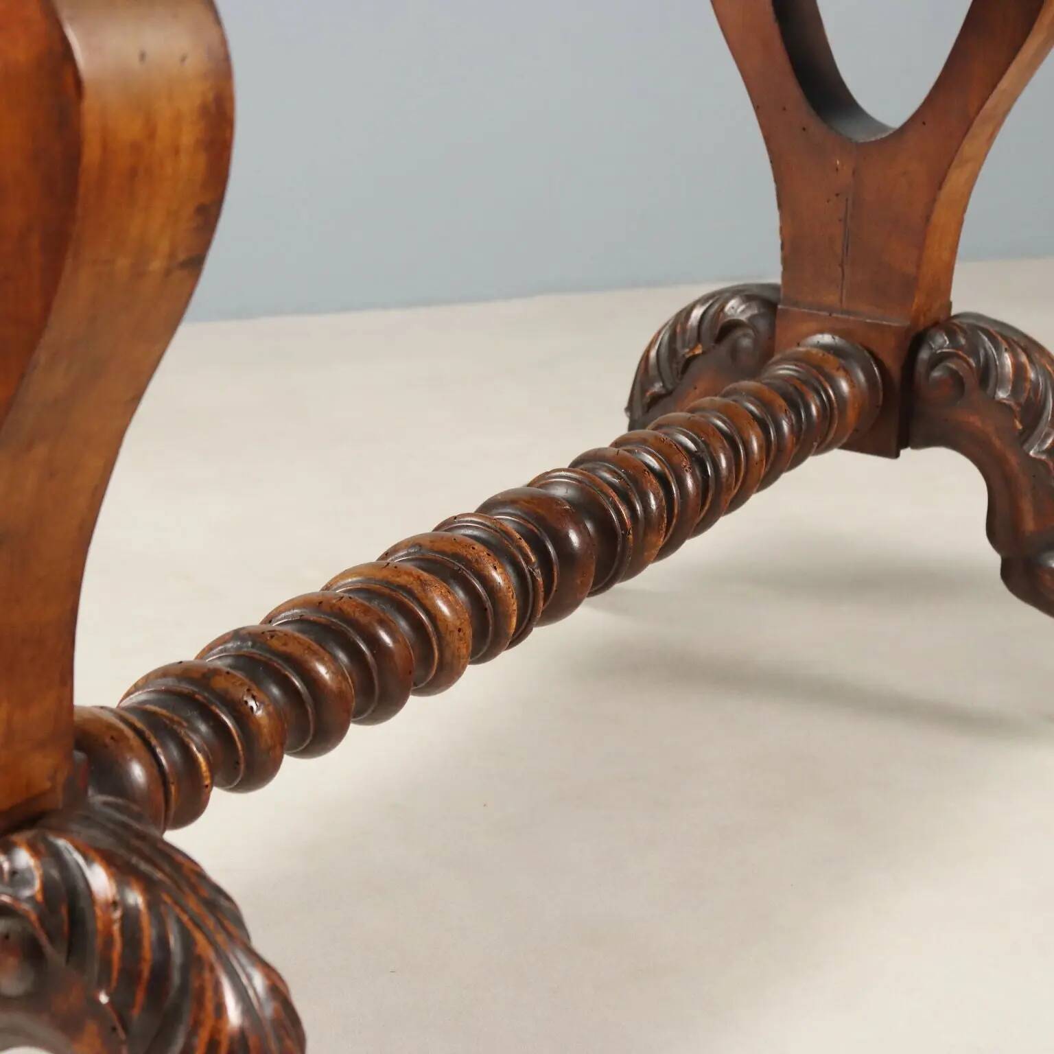 Petite table ancienne en noyer sculpté, Italie, milieu XIXe siècle