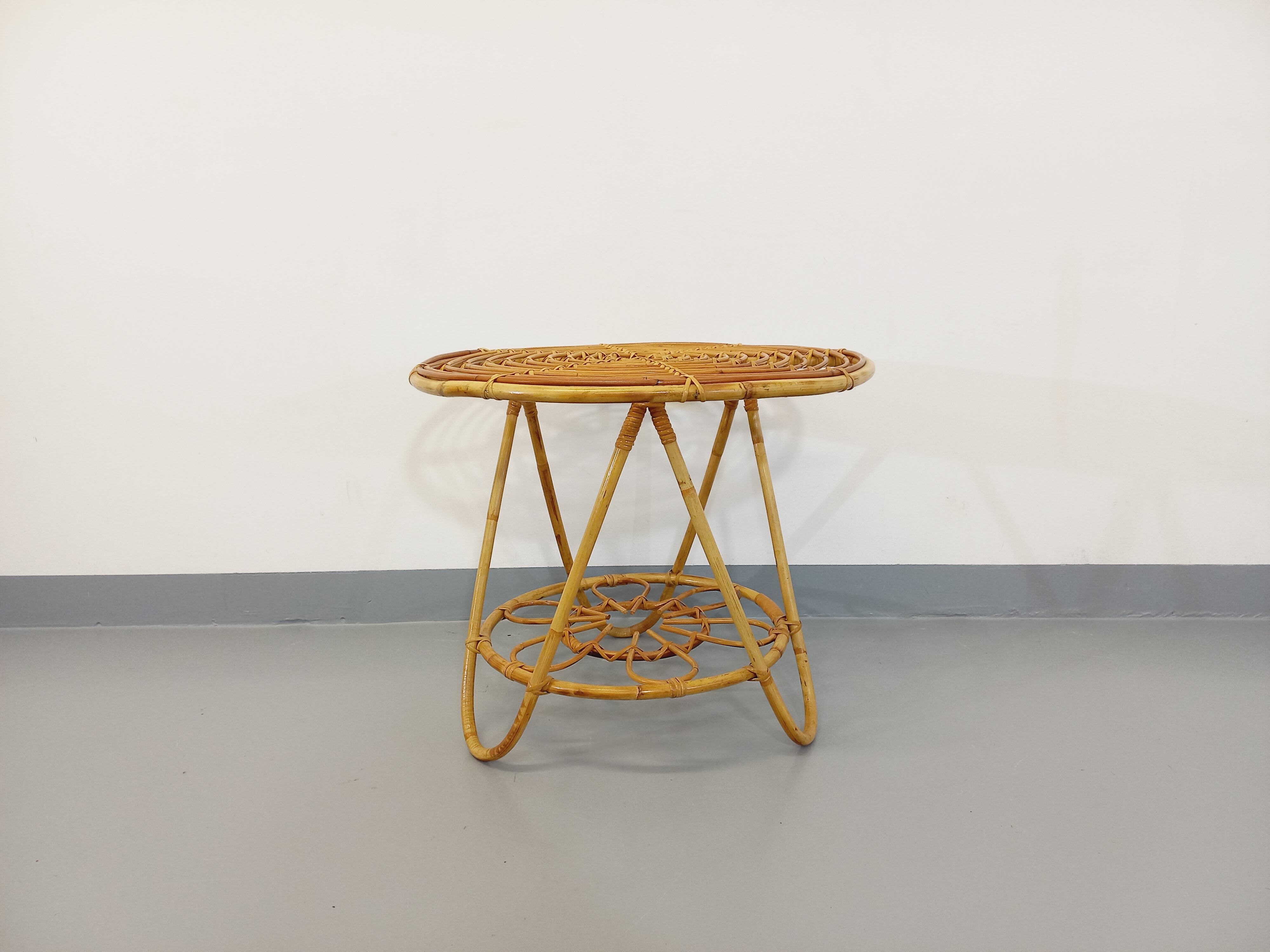 Round coffee table with 60's vintage rattan magazine tray