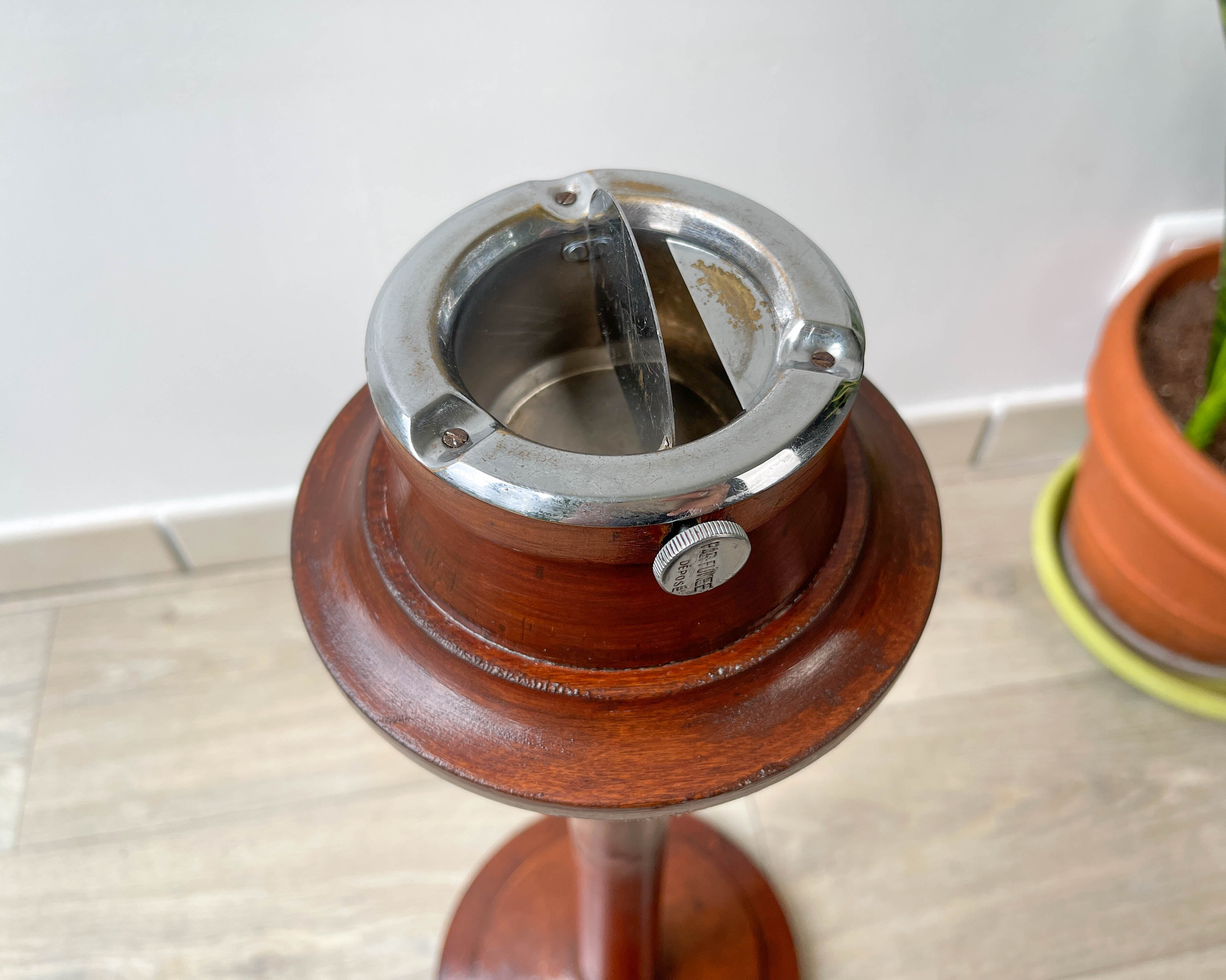 Wooden ashtray on foot 1960s par-fumee