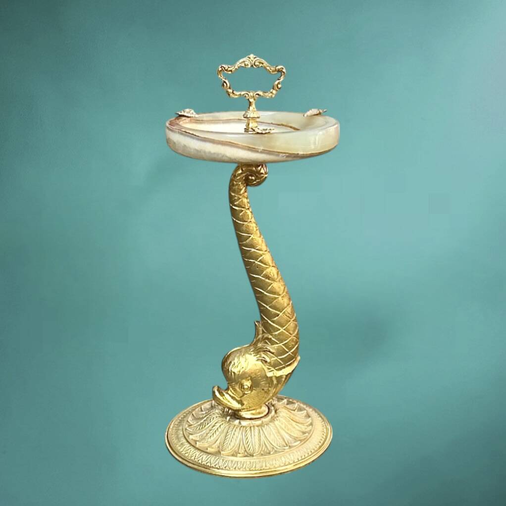 Antique fish-shaped ashtray on a stand in gilded brass and onyx (4.464 kg)