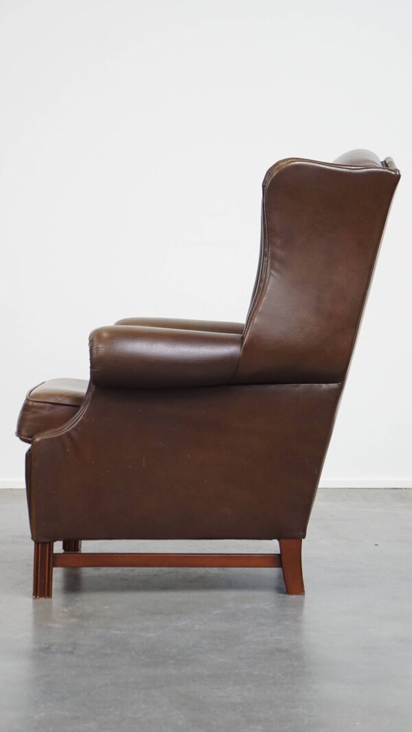 Grand fauteuil à oreilles en cuir de vache marron foncé