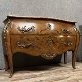 Commode sauteuse galbée de style louis XV en marqueterie de bois précieux vers 1900