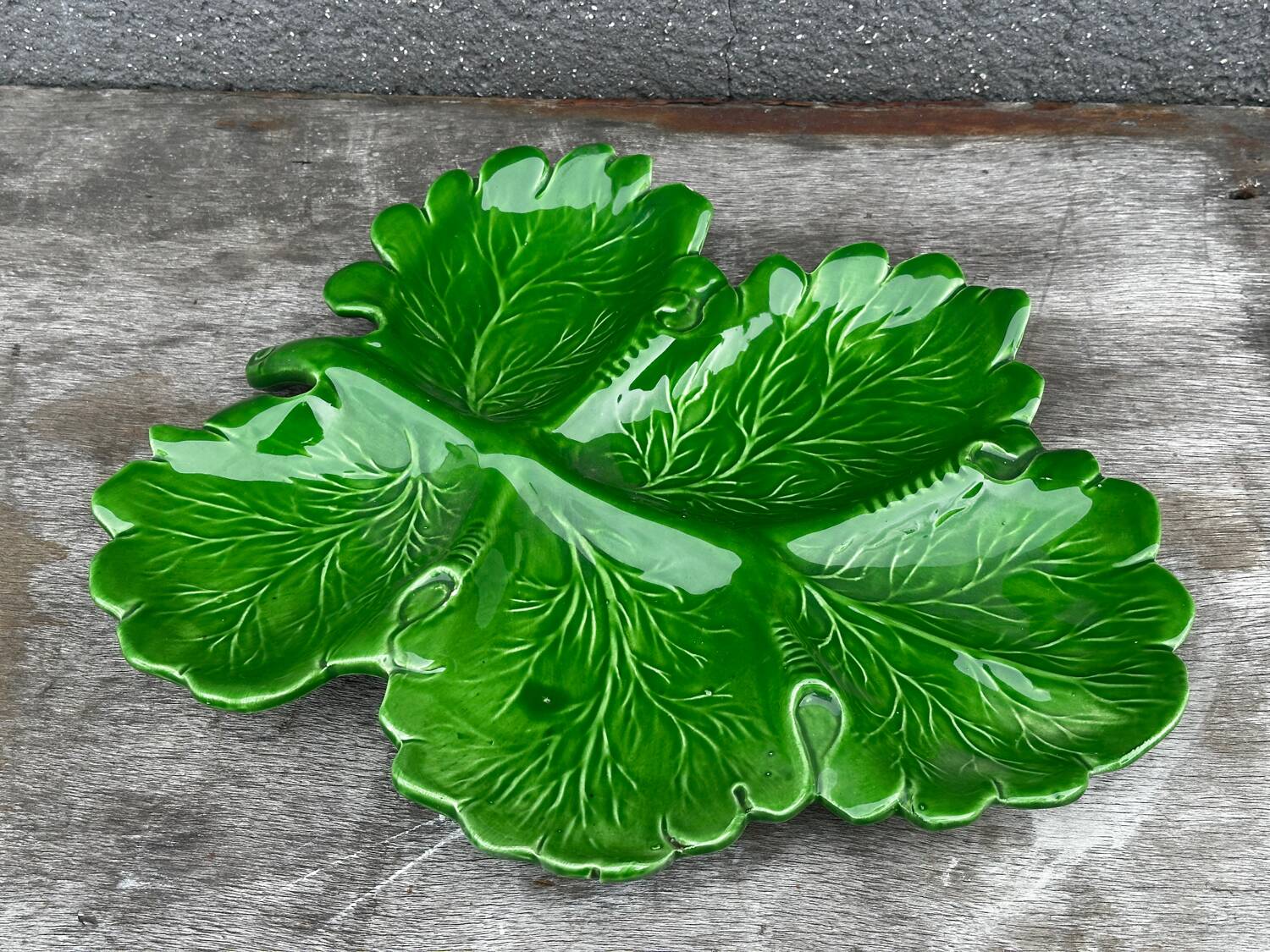 Green Ceramic Hors d'Oeuvres Dish in Leaf Shape, Art Deco Period