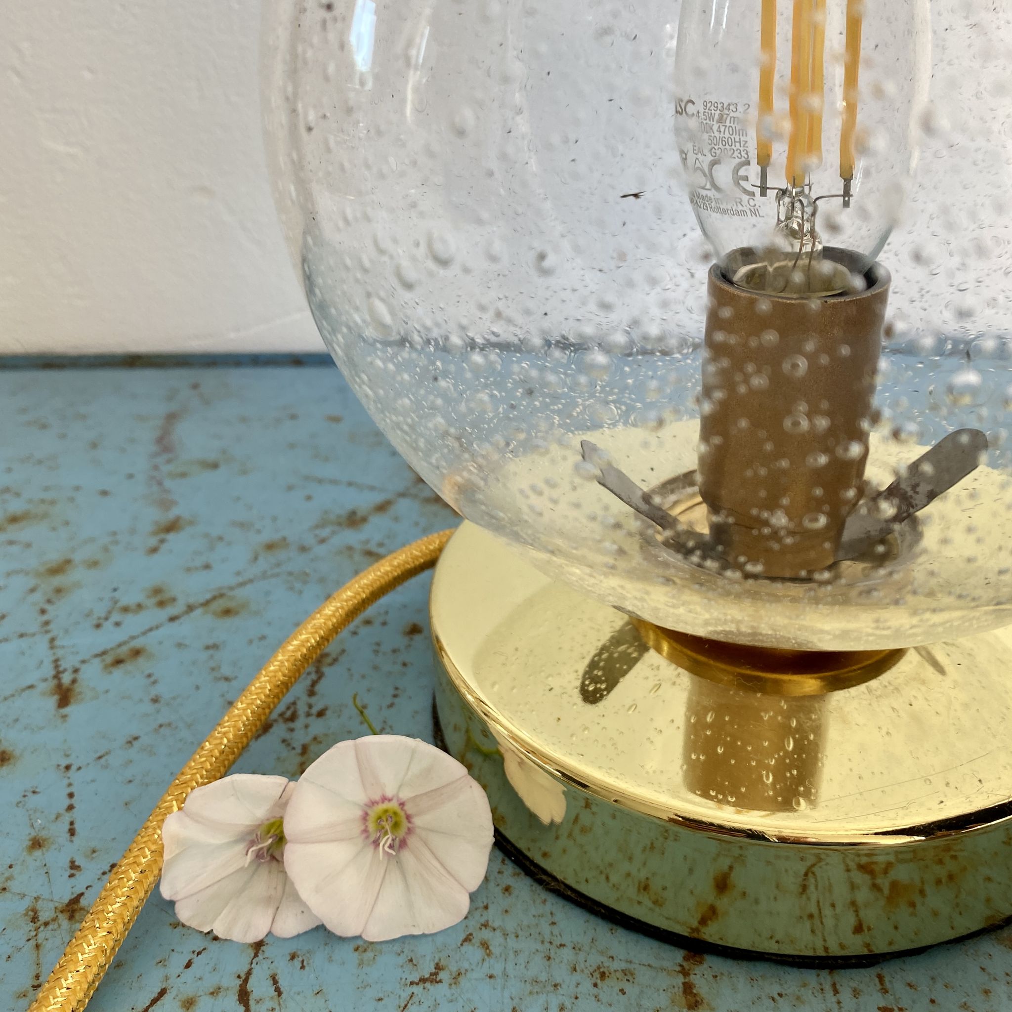 Lampe à poser globe vintage en verre bullé