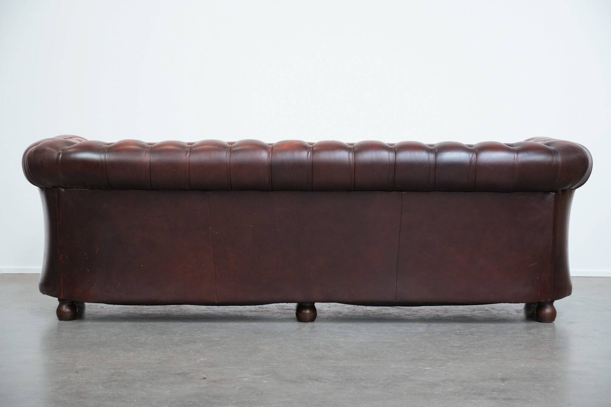 Canapé Chesterfield 3 places en cuir de vachette rouge-brun, charmant et intemporel, de style anglais et plein de caractère.