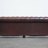 Canapé Chesterfield 3 places en cuir de vachette rouge-brun, charmant et intemporel, de style anglais et plein de caractère.