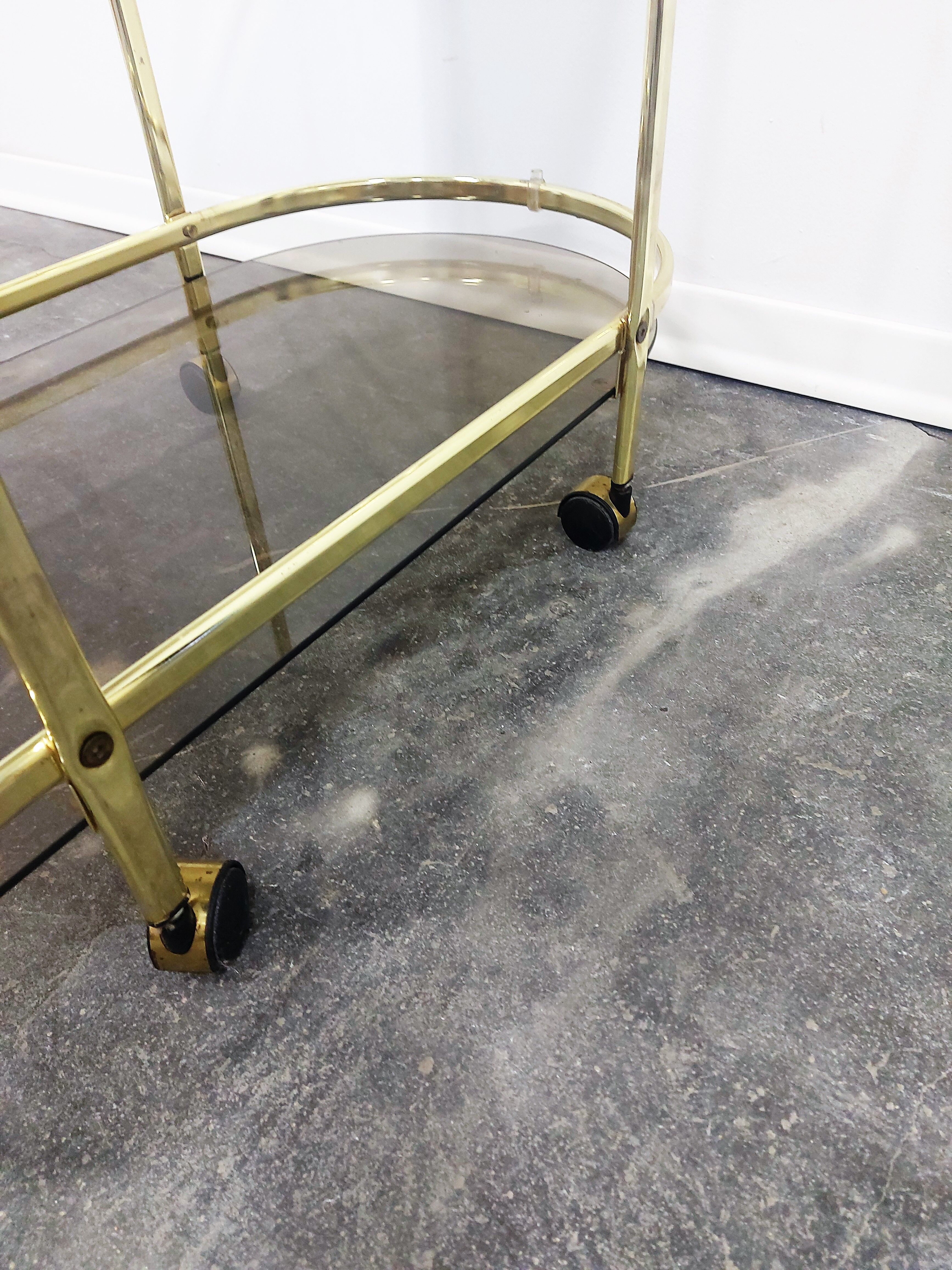 Desserte en laiton et verre fumé des années 1960