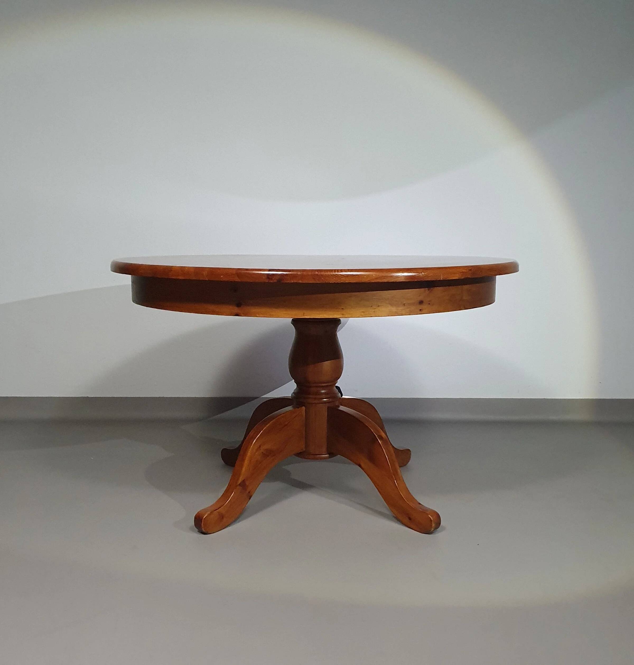 Table à manger en bois de pin des années 70 / table à pieds en colonne en bois au design à 4 pieds avec plateau rond