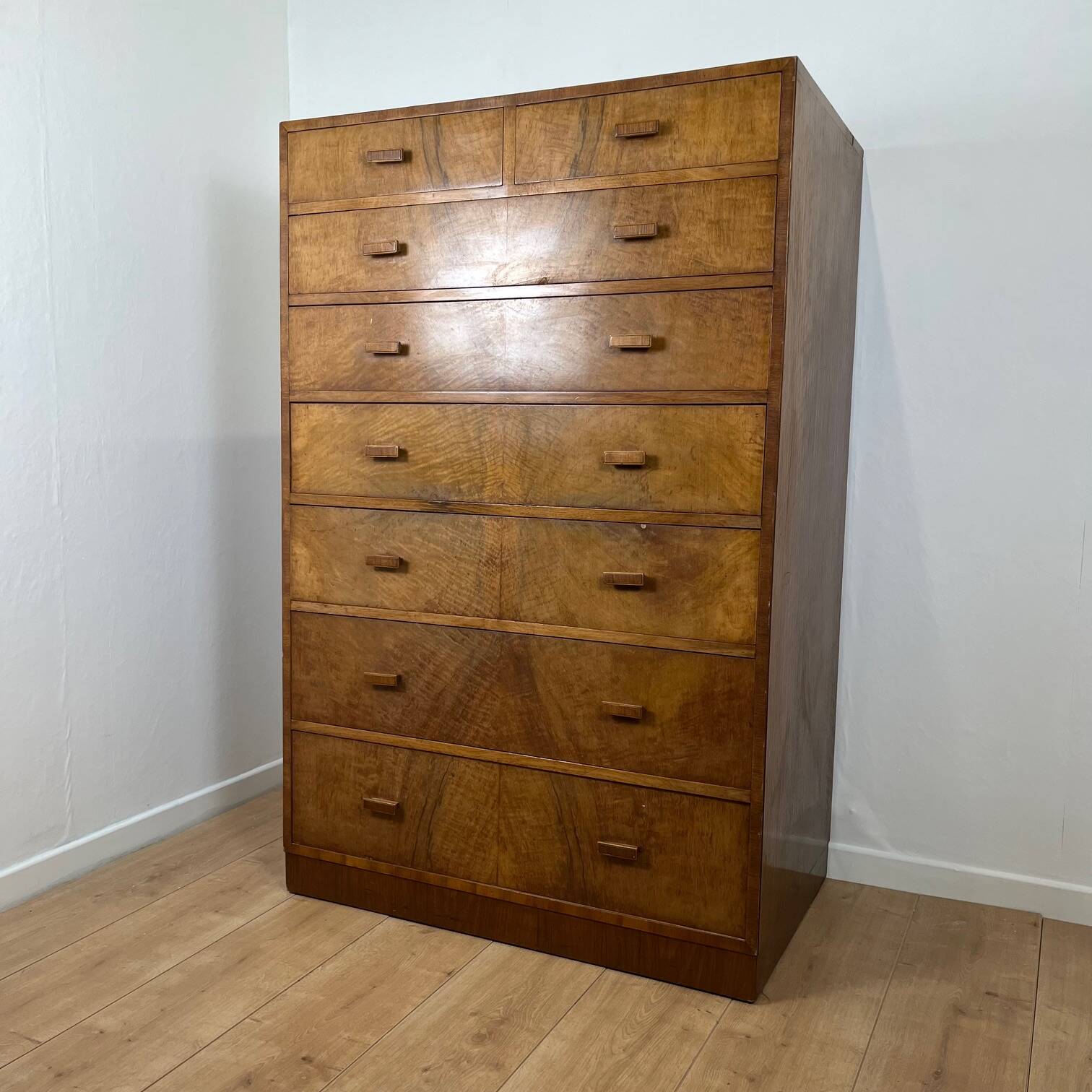 Tall chest of drawers, Art Deco weekly chest in flamed walnut, 1930-1940