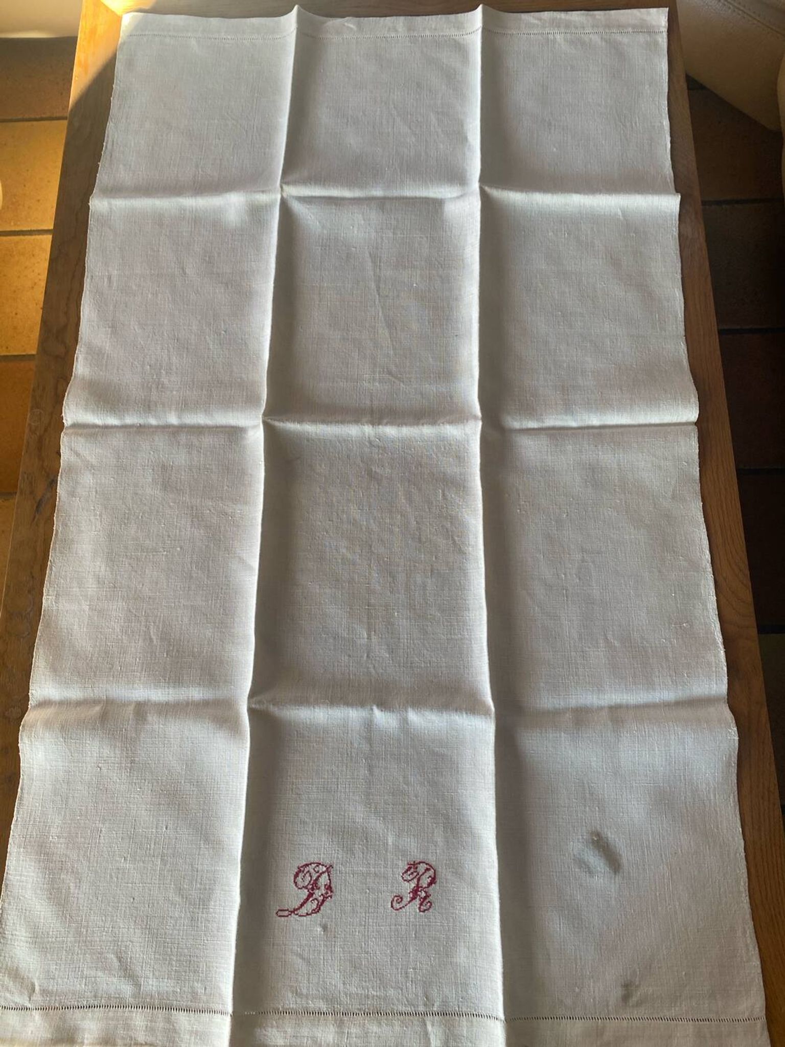 Chemin de table en lin monogrammé