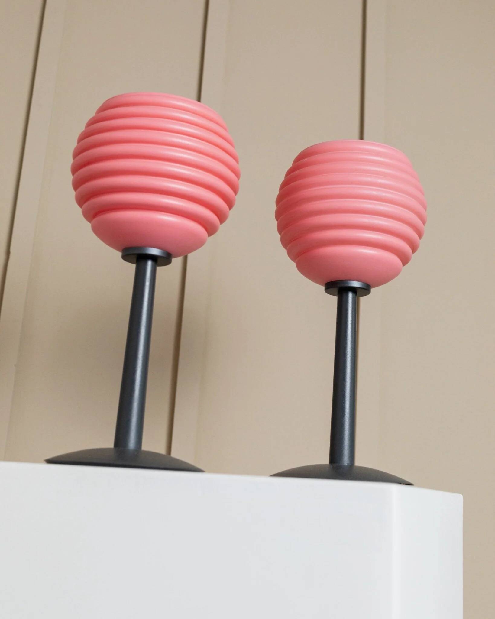 Lot de 2 lampes de table en verre rose - Lampes de chevet vintage avec abat-jour en verre cannelé - Design Space Age Italie - Années 1980