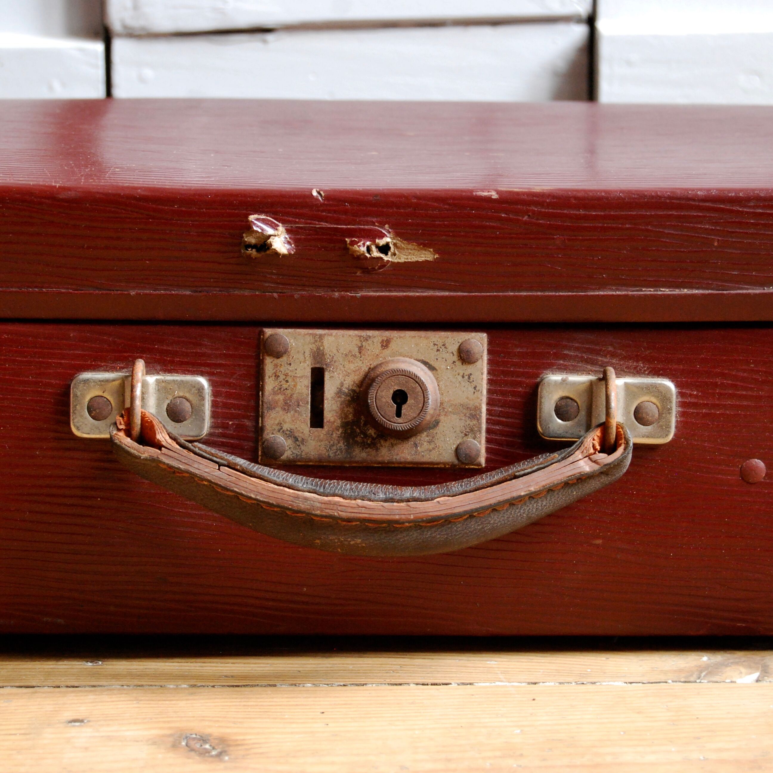 "The favorite" bordeaux vintage suitcase