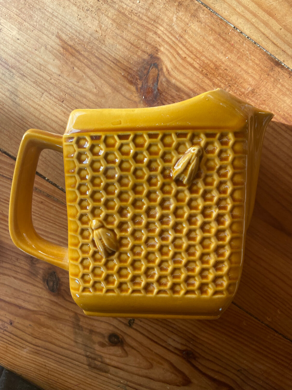 Pitcher Saint Clement Bee