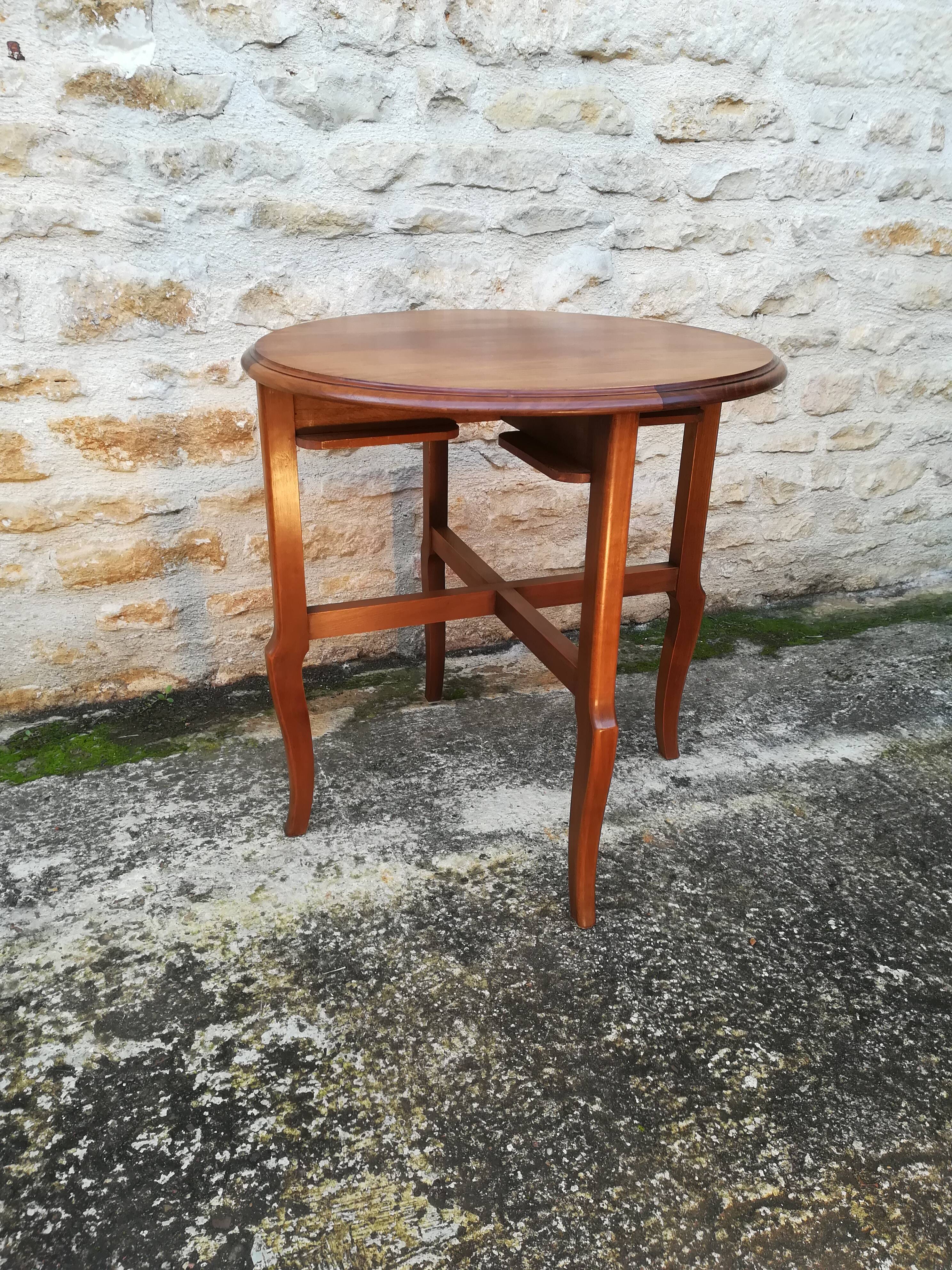 Round pull out tables