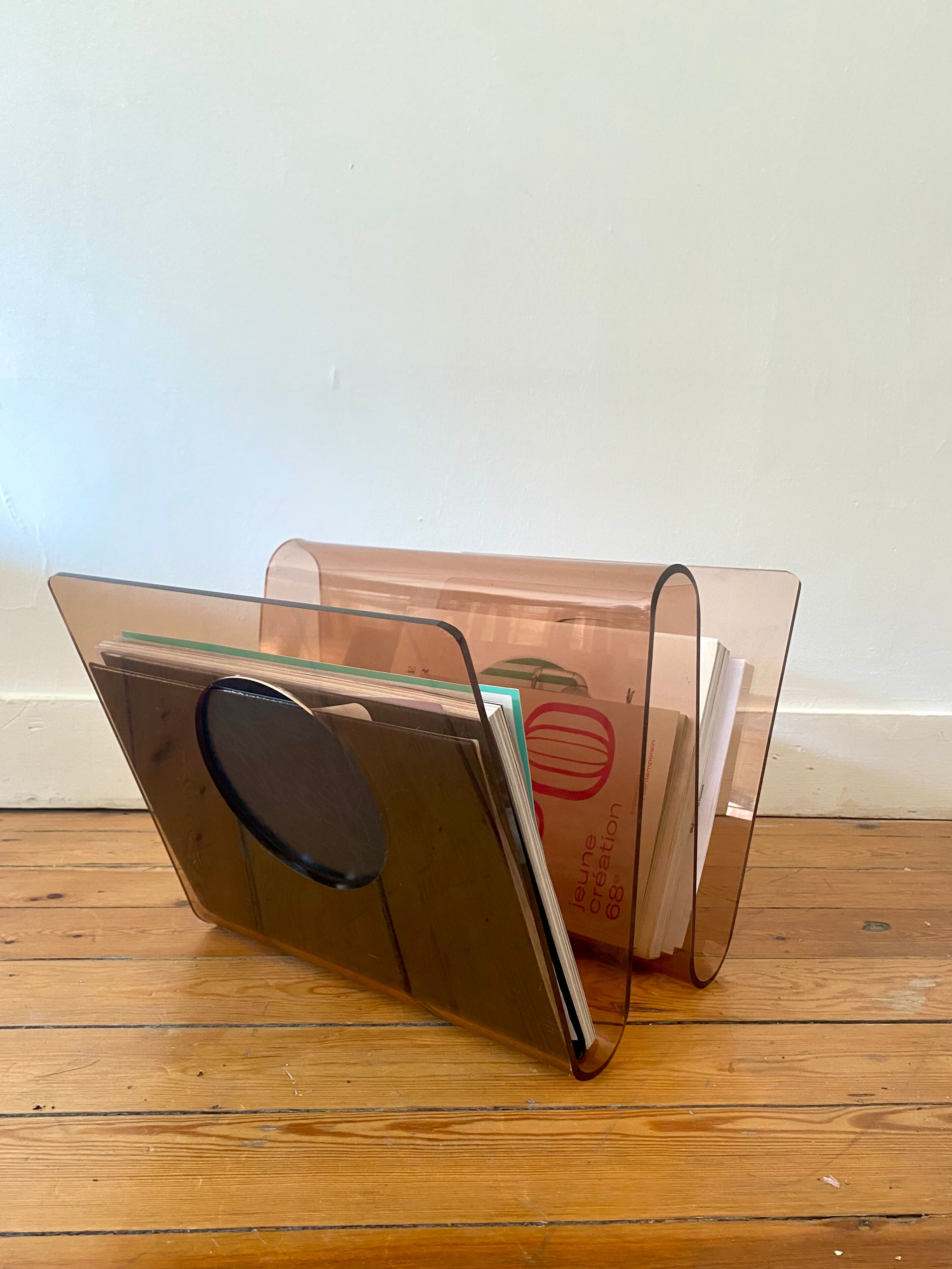 Magazine holder Michel Dumas