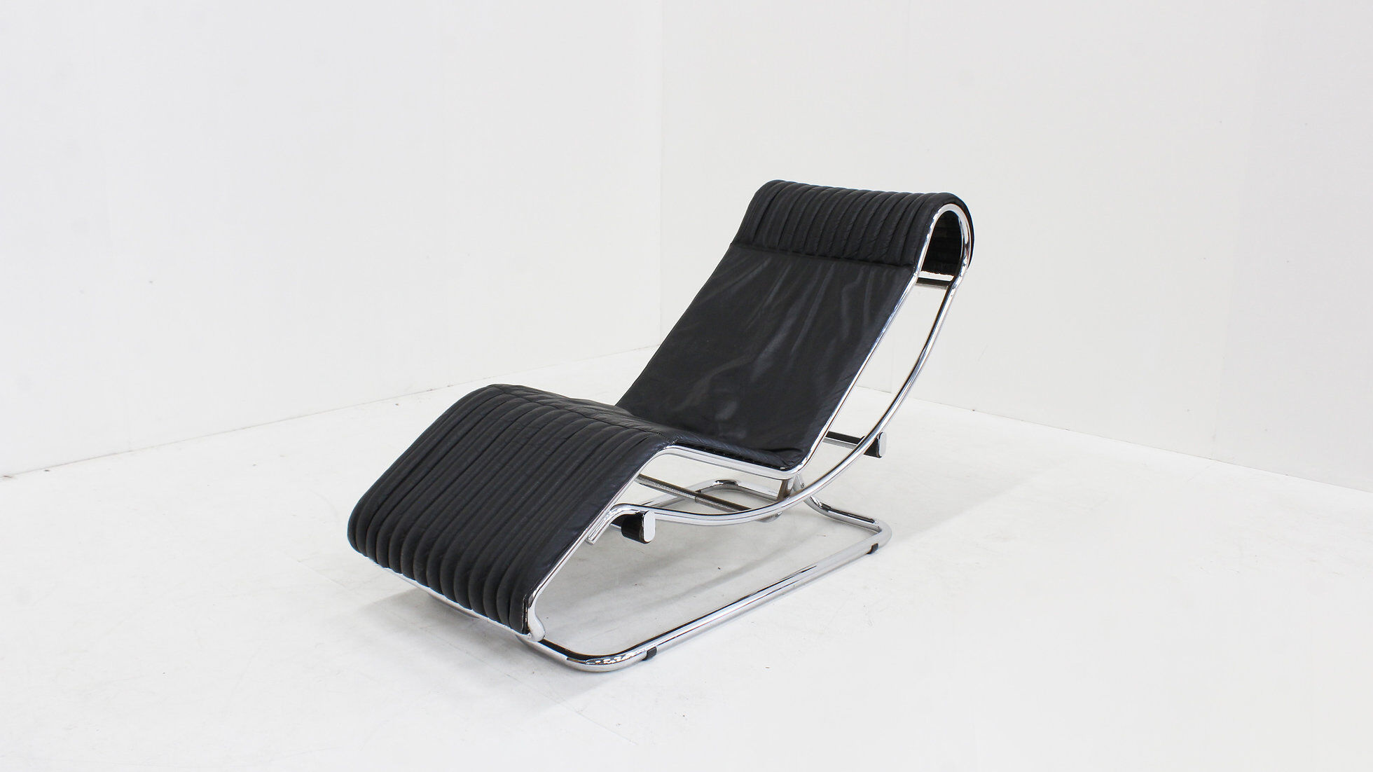 Vintage Italian chaise lounge chair chrome and leather by Guido Faleschini 1970s