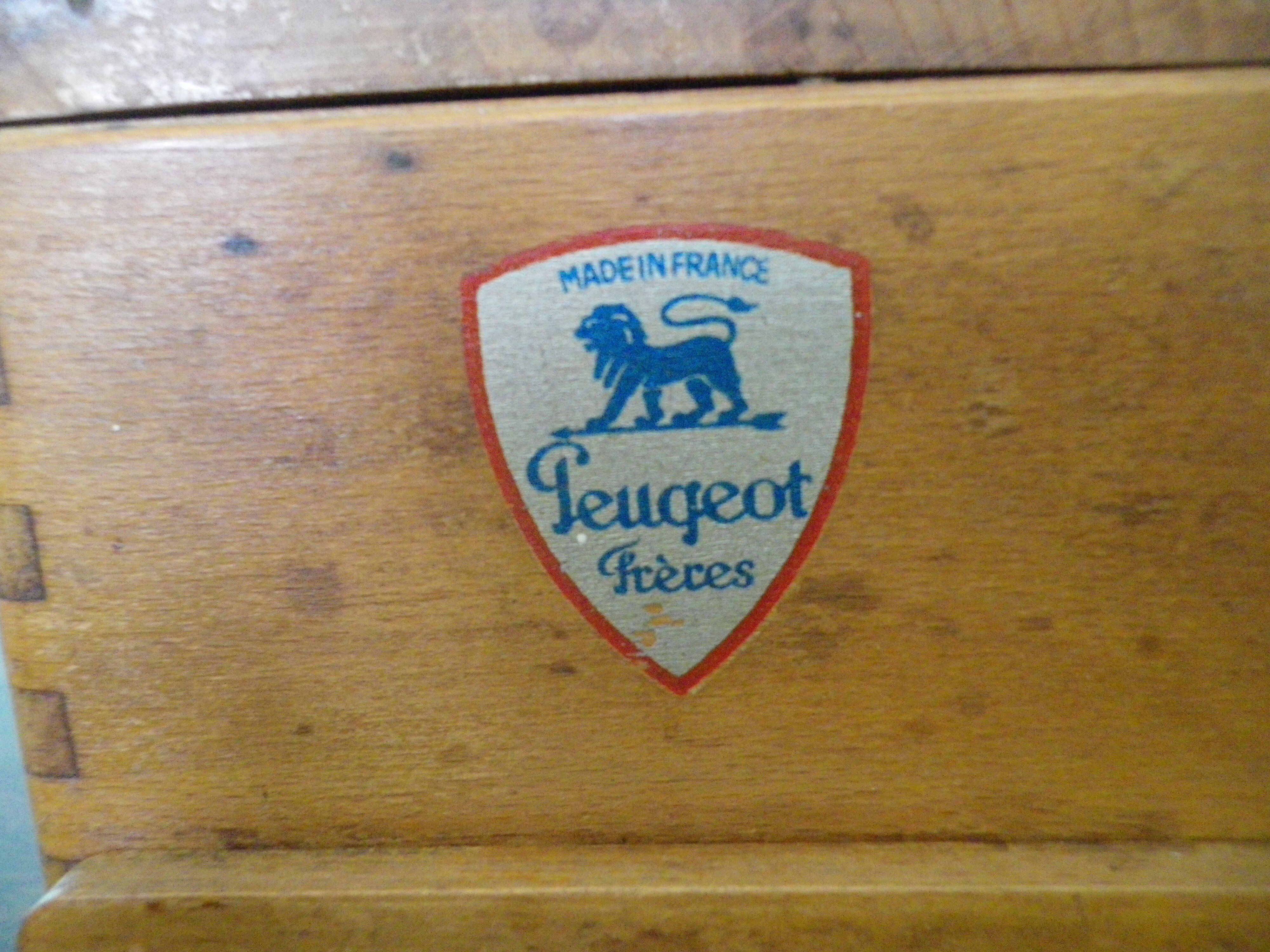 Ancien moulin à café manuel - Peugeot Frères - Bois, métal, métal bleu