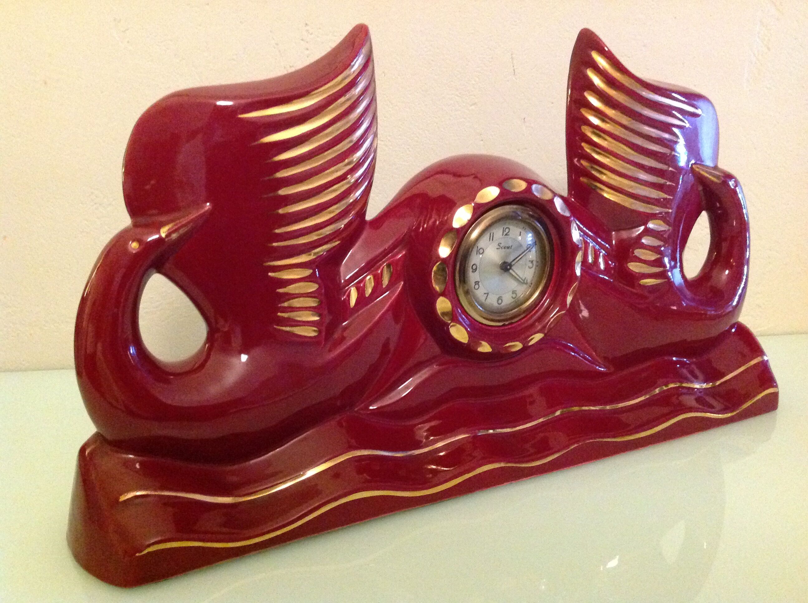 Scout clock in red ceramic bordeaux art deco style